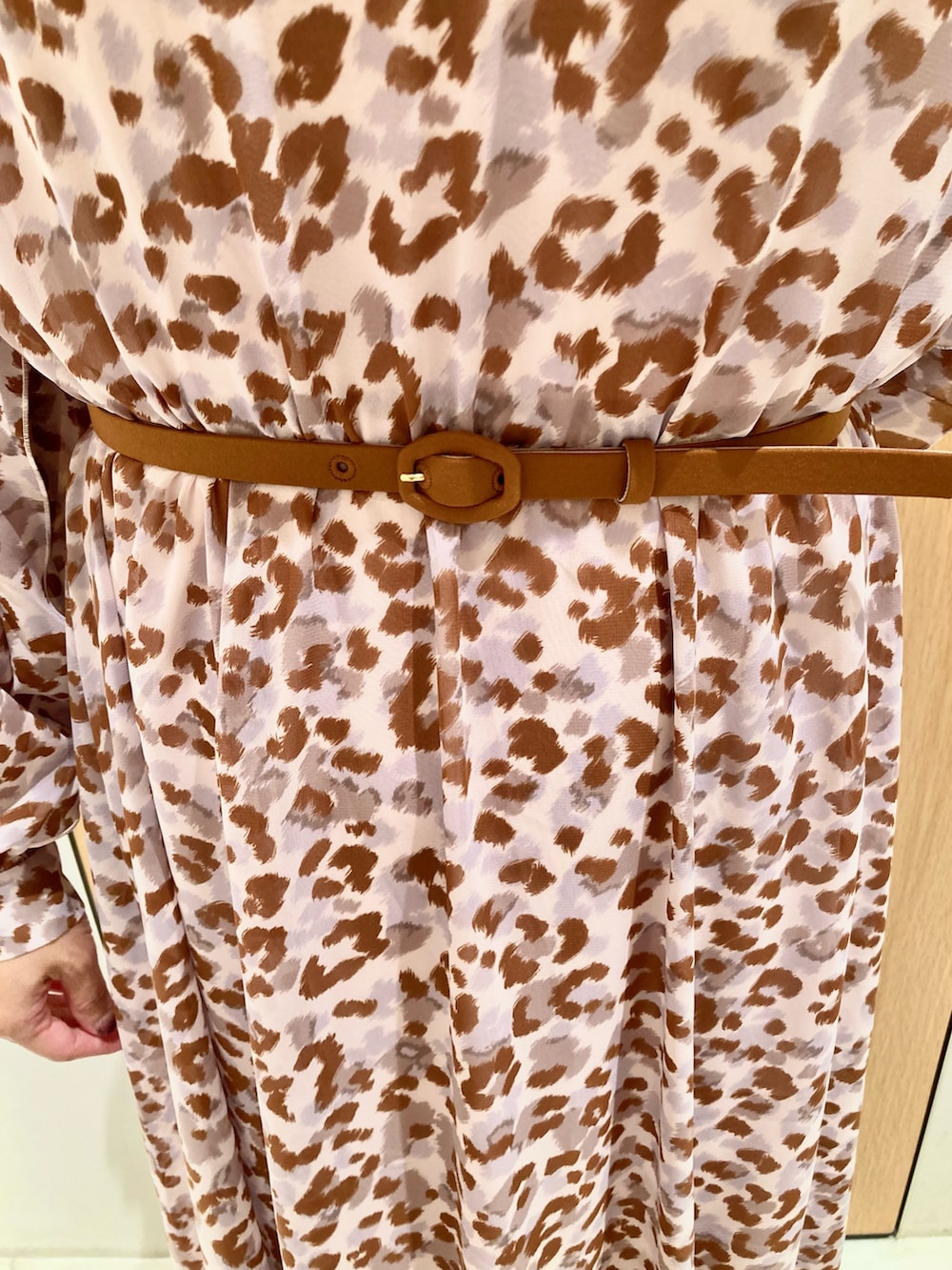 グレー系のワンピース、ピンク系のハンドバッグ、ゴールド系のリングを着用したレディースの秋コーディネートの6枚目の写真