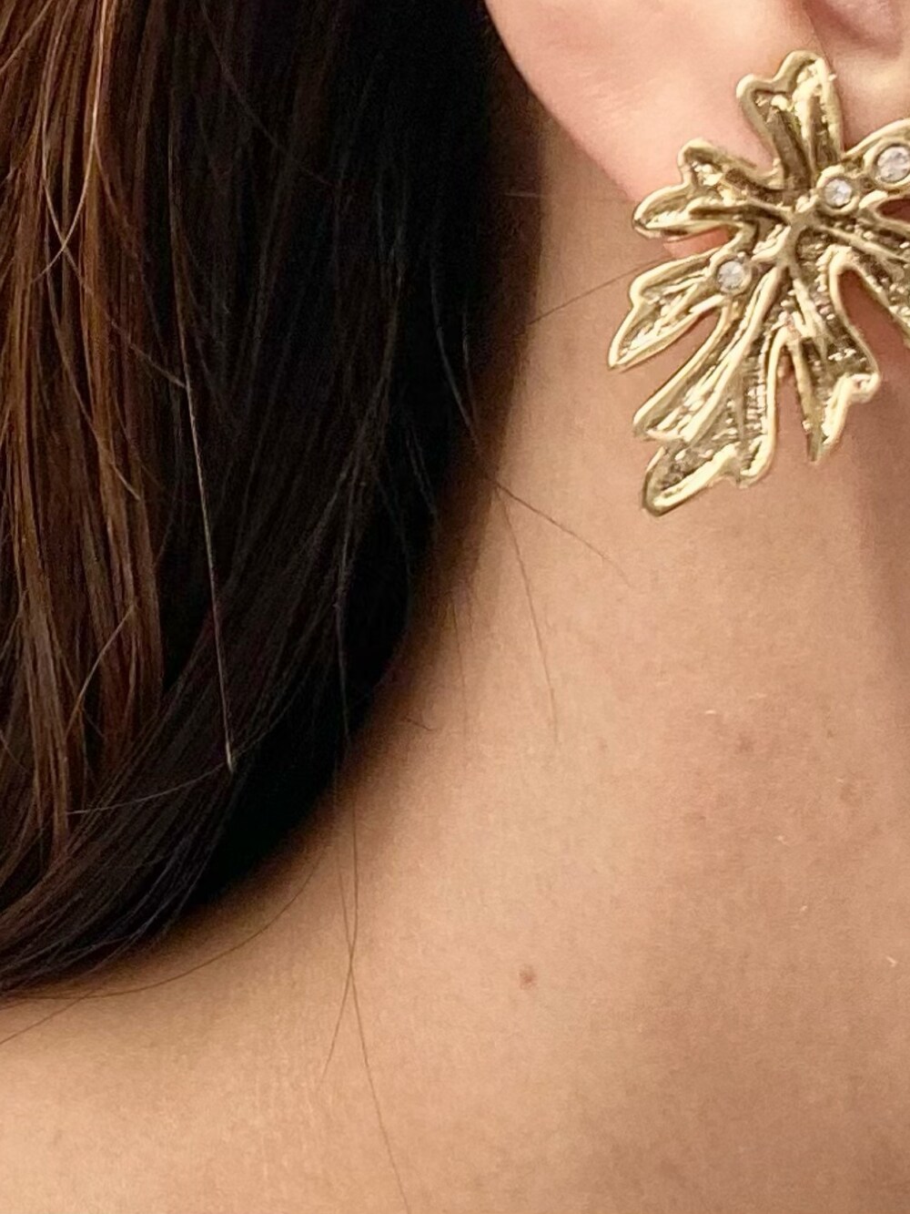 ホワイト系のその他トップス、グリーン系のスカート、ゴールド系のイヤリングを着用したレディースの夏コーディネートの9枚目の写真