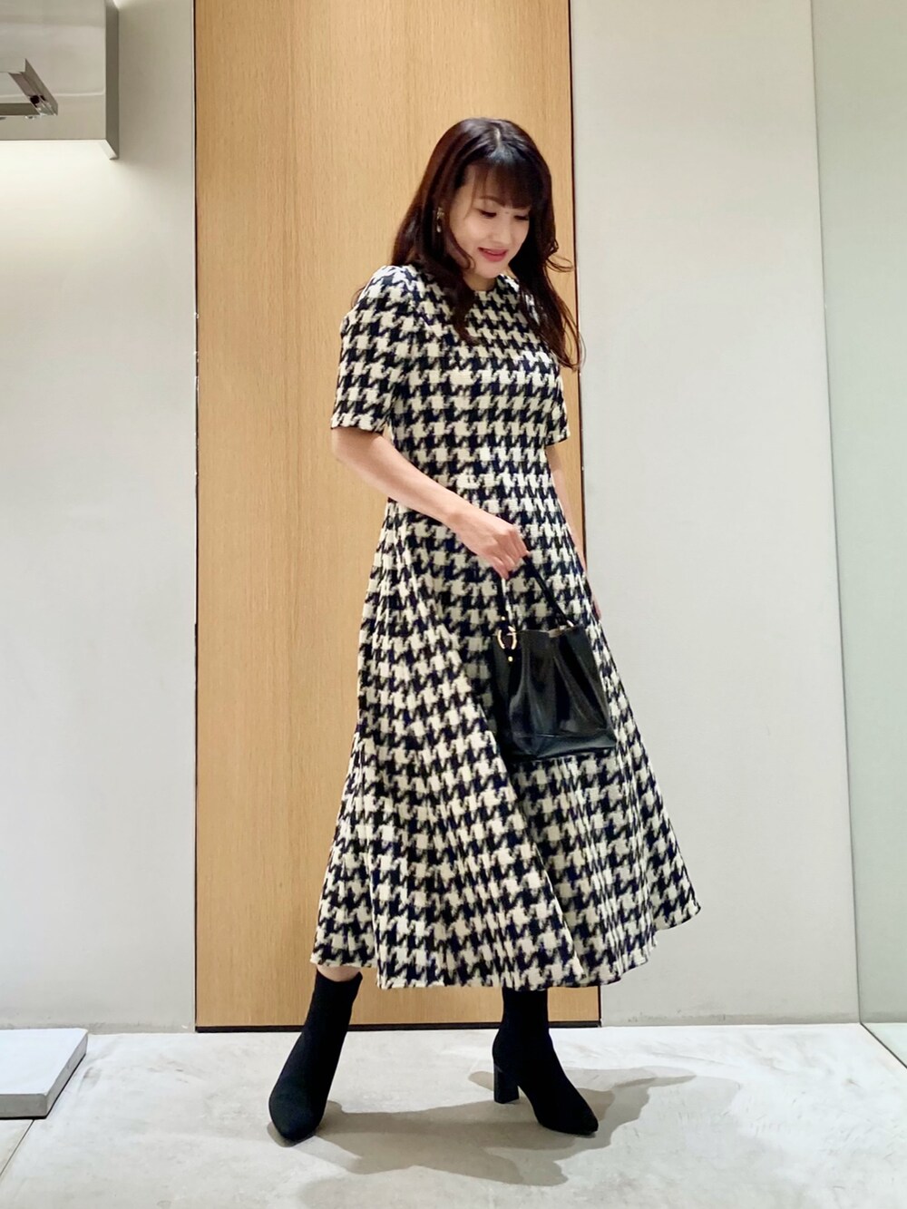 「アナイ(ANAYI)、秋コーデ、デートコーデ、モノトーン、ワンピース、大人女子、オフィスカジュアル、チドリ柄、大人コーデ、大人かわいい、フェミニン、ブラック、バッグ、イヤリング、低身長」｜「ANAYIのパールモチーフイヤリング（イヤリング、ホワイト系）」を使った、Hasebe.tさん（レディース・154cm）の秋コーディネートの2枚目の写真