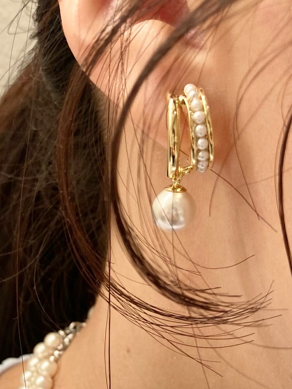 ベージュ系のトートバッグ、ブルー系のシャツ/ブラウス、ホワイト系のその他パンツを着用したレディースの冬コーディネートの4枚目の写真