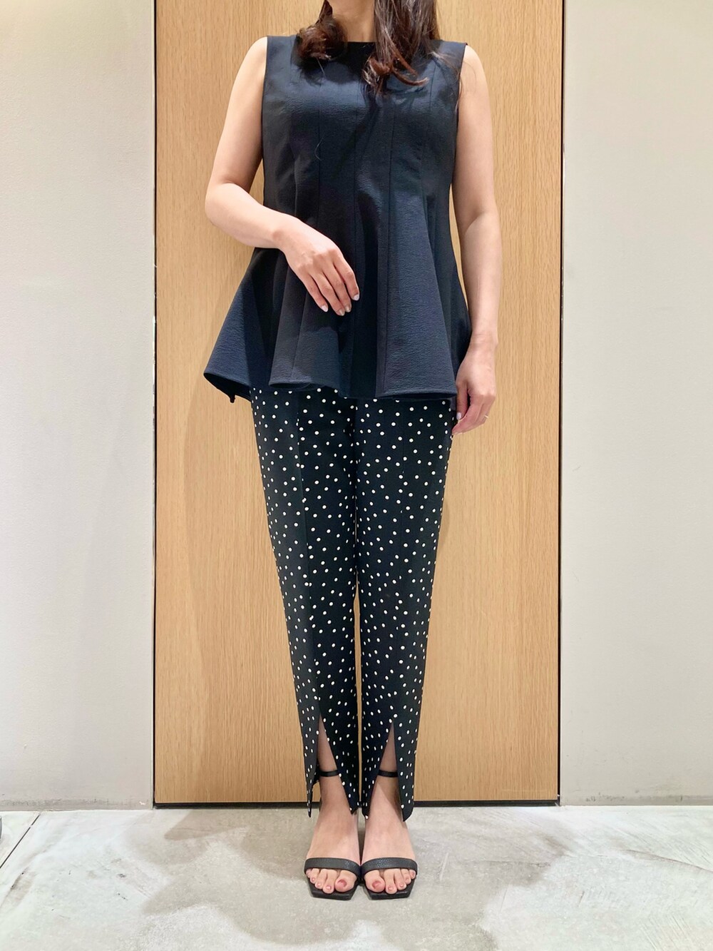 ブラック系のシャツ/ブラウス、ブラック系のその他パンツ、ホワイト系のイヤリングを着用したレディースの夏コーディネートの6枚目の写真