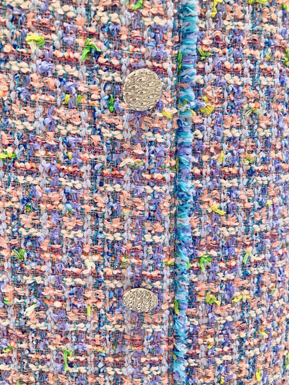 ブルー系のカーディガン/ボレロ、ブルー系のスカート、ゴールド系のイヤリングを着用したレディースの春コーディネートの9枚目の写真