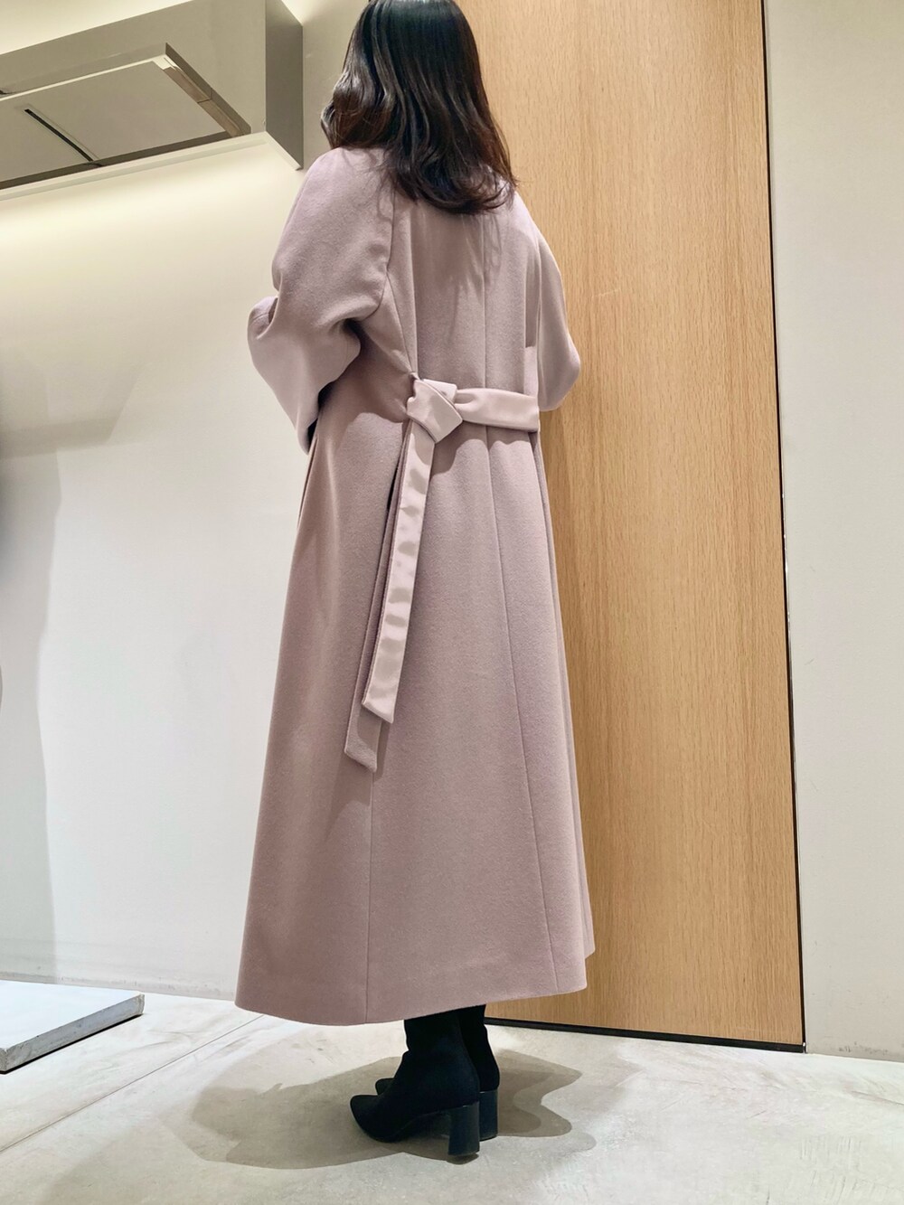 「アナイ(ANAYI)、冬アウター、ロングコート、お出かけコーデ、ワンピース、クリスマスに着たい服、冬コーデ、オトナ女子、きれいめコーデ、ピンク、大人かわいい、ジャガード、柄物、カシミヤ、低身長」｜「ANAYIのカシミヤベルト付きクルーコート（その他アウター、ピンク系）」を使った、Hasebe.tさん（レディース・154cm）の冬コーディネートの3枚目の写真