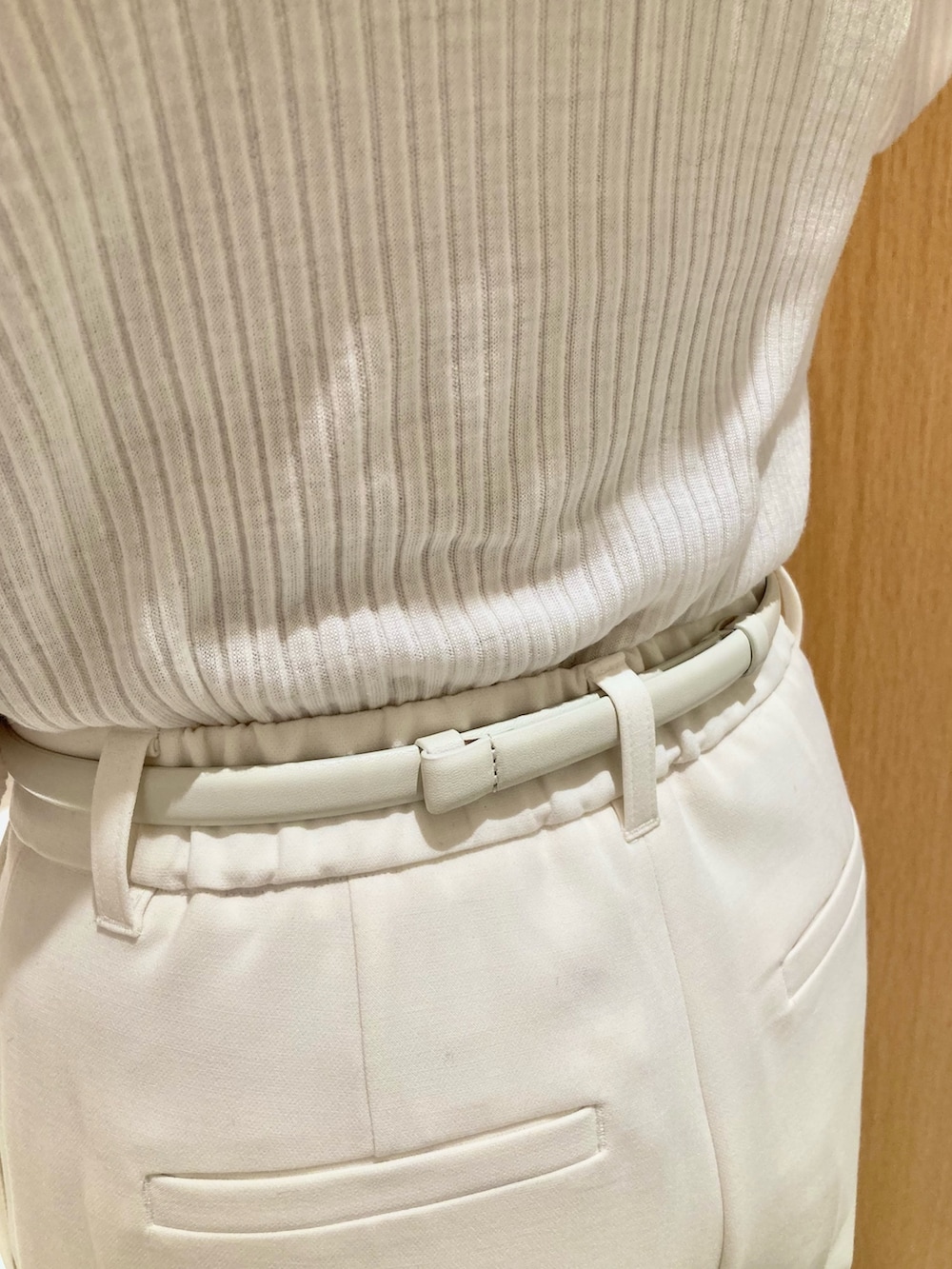 ブルー系のワンピース、ホワイト系のニット/セーター、ホワイト系のその他パンツを着用したレディースの秋コーディネートの9枚目の写真