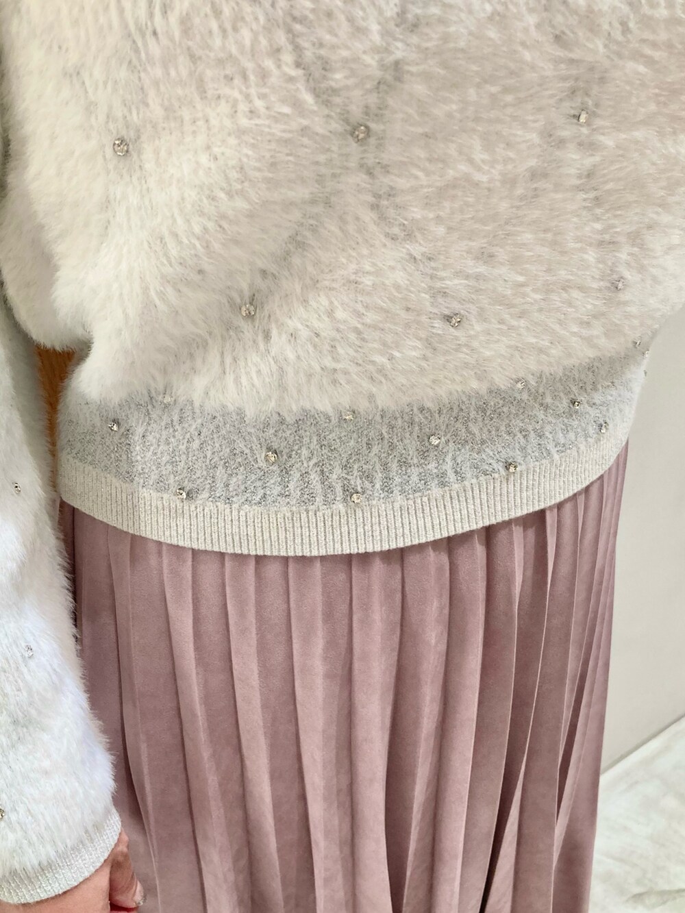 ホワイト系のニット/セーター、ピンク系のスカートを着用したレディースの冬コーディネートの7枚目の写真