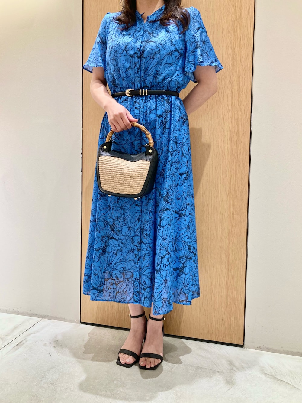 「アナイ(ANAYI)、夏コーデ、大人かわいい、夏、ワンピース、ブルー、バッグ、ベルト、フラワープリント、オトナ女子、オトナカジュアル、低身長、おでかけコーデ、デートコーデ、フェミニン」｜「ANAYIのリーフモチーフイヤリング（イヤリング、ゴールド系）」を使った、Hasebe.tさん（レディース・154cm）の夏コーディネートの5枚目の写真