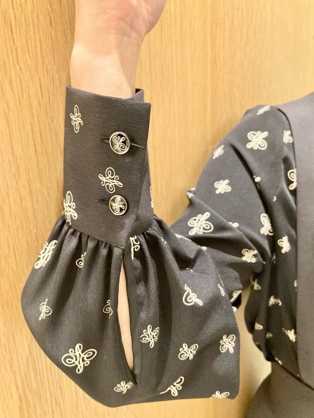 ブラック系のシャツ/ブラウス、グレー系のサロペット/オーバーオール、グレー系のハンドバッグを着用したレディースの秋コーディネートの3枚目の写真