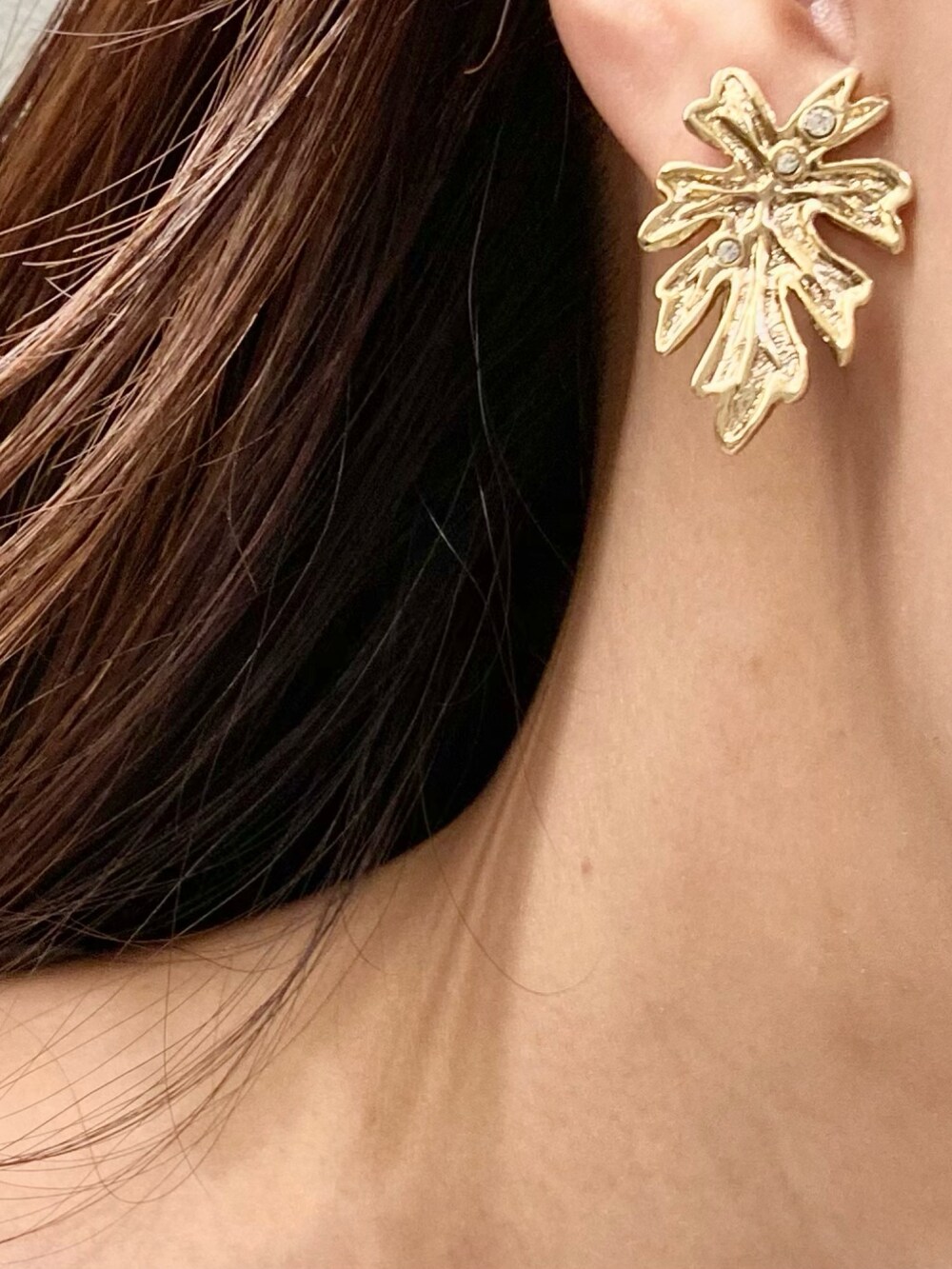 ベージュ系のワンピース、ゴールド系のイヤリングを着用したレディースの夏コーディネートの8枚目の写真