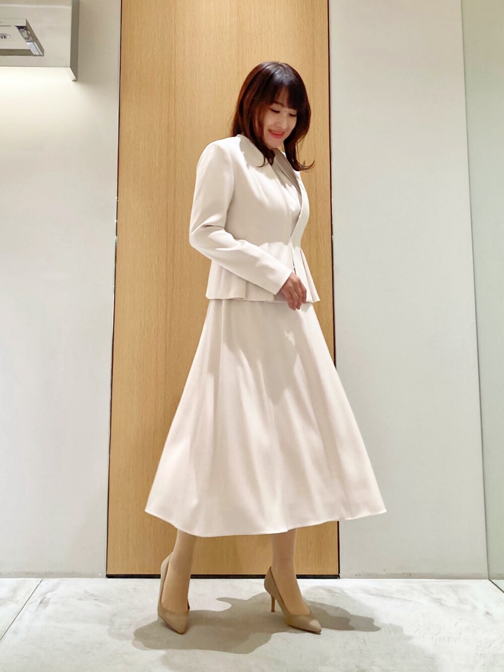 「アナイ(ANAYI)、セットアップ、オトナ女子、キレイめ、ジャケット、ワンピース、アイボリー、オケージョン、結婚式、お仕事コーデ、低身長、入学式、卒業式、きちんとスタイル、フェミニン」｜「ANAYIの【Eternal Line 2025】トリアセサテンタックペプラム ジャケット（その他アウター、ホワイト系）」を使った、Hasebe.tさん（レディース・154cm）の冬コーディネートの2枚目の写真