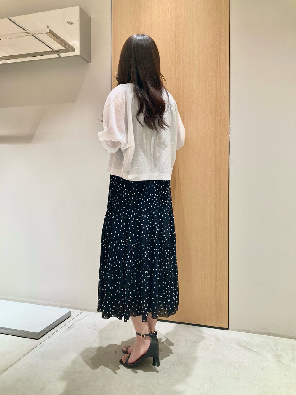 ホワイト系のカーディガン/ボレロ、ブラック系のワンピース、ホワイト系のイヤリングを着用したレディースの夏コーディネートの3枚目の写真