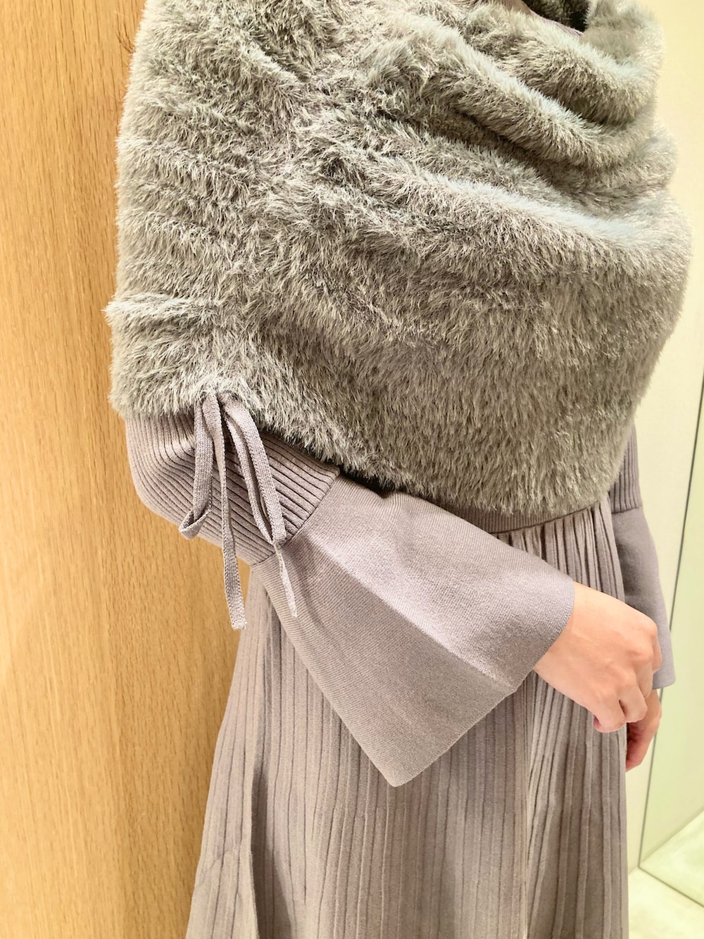 グレー系のワンピース、レッド系のハンドバッグを着用したレディースの秋コーディネートの5枚目の写真