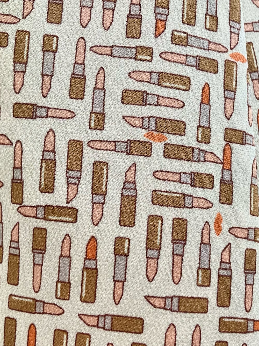 ベージュ系のその他アウター、ベージュ系のワンピース、ホワイト系のベルトを着用したレディースの秋コーディネートの8枚目の写真