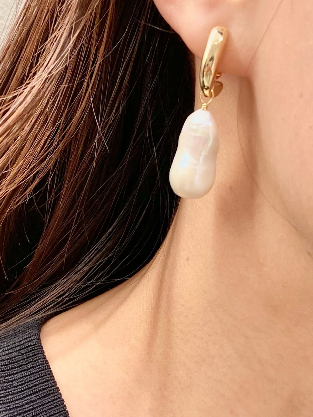 ホワイト系のカーディガン/ボレロ、ブラック系のワンピース、ホワイト系のイヤリングを着用したレディースの夏コーディネートの9枚目の写真