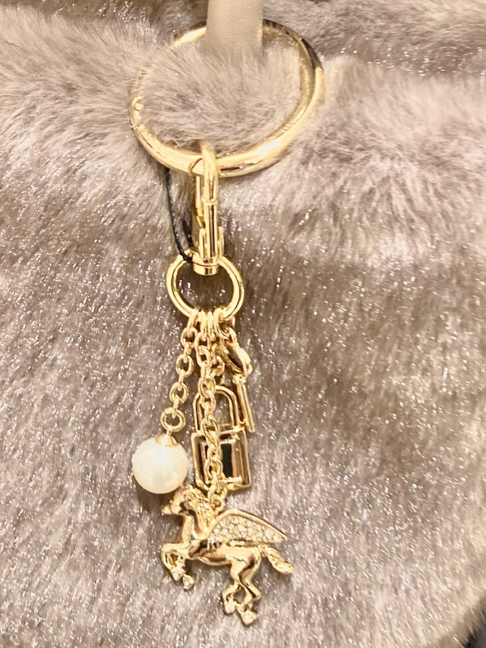 ホワイト系のカーディガン/ボレロ、ベージュ系のハンドバッグ、グレー系のスカートを着用したレディースの秋コーディネートの9枚目の写真