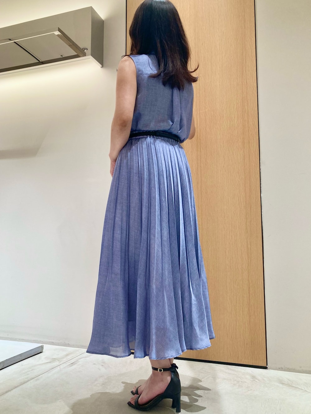 ブルー系のシャツ/ブラウス、ブルー系のスカート、ブラック系のベルトを着用したレディースの夏コーディネートの4枚目の写真