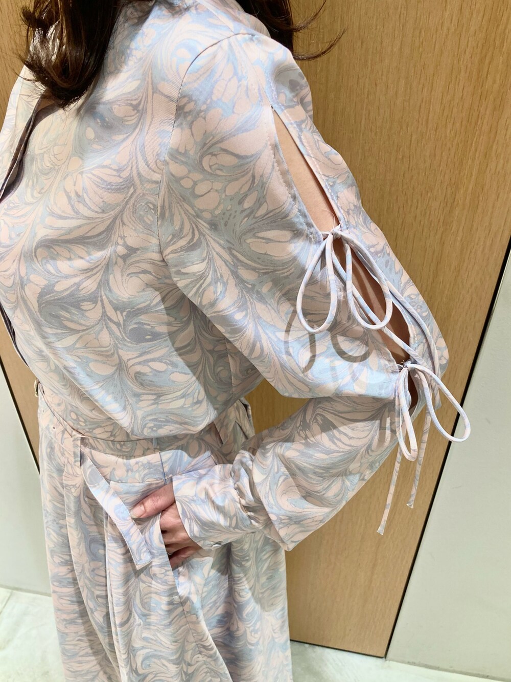 「アナイ(ANAYI)、オトナ女子、大人可愛い、大人女子、キレイめ、大人かわいい、ピンク、セットアップ、スカート、ブラウス、低身長、フェミニン、お出かけコーデ、エレガント、リボン」｜「ANAYIの【セットアップ対応商品】マーブルプリントリボンスリット ブラウス（シャツ/ブラウス、ピンク系）」を使った、Hasebe.tさん（レディース・154cm）の冬コーディネートの6枚目の写真
