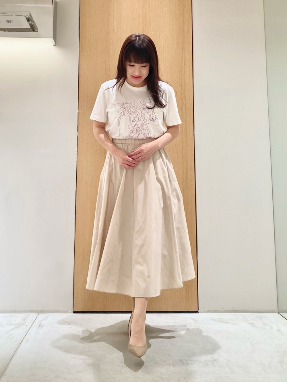 「アナイ(ANAYI)、ジレ、Tシャツ、スカート、レイヤードスタイル、大人カジュアル、春、大人かわいい、きれいめカジュアル、フェミニン、ピンク、ベージュ、低身長、ツイード、プリントT」｜「ANAYIのフラッフィーツイード4ポケットジレ（ベスト、ピンク系）」を使った、Hasebe.tさん（レディース・154cm）の冬コーディネートの8枚目の写真