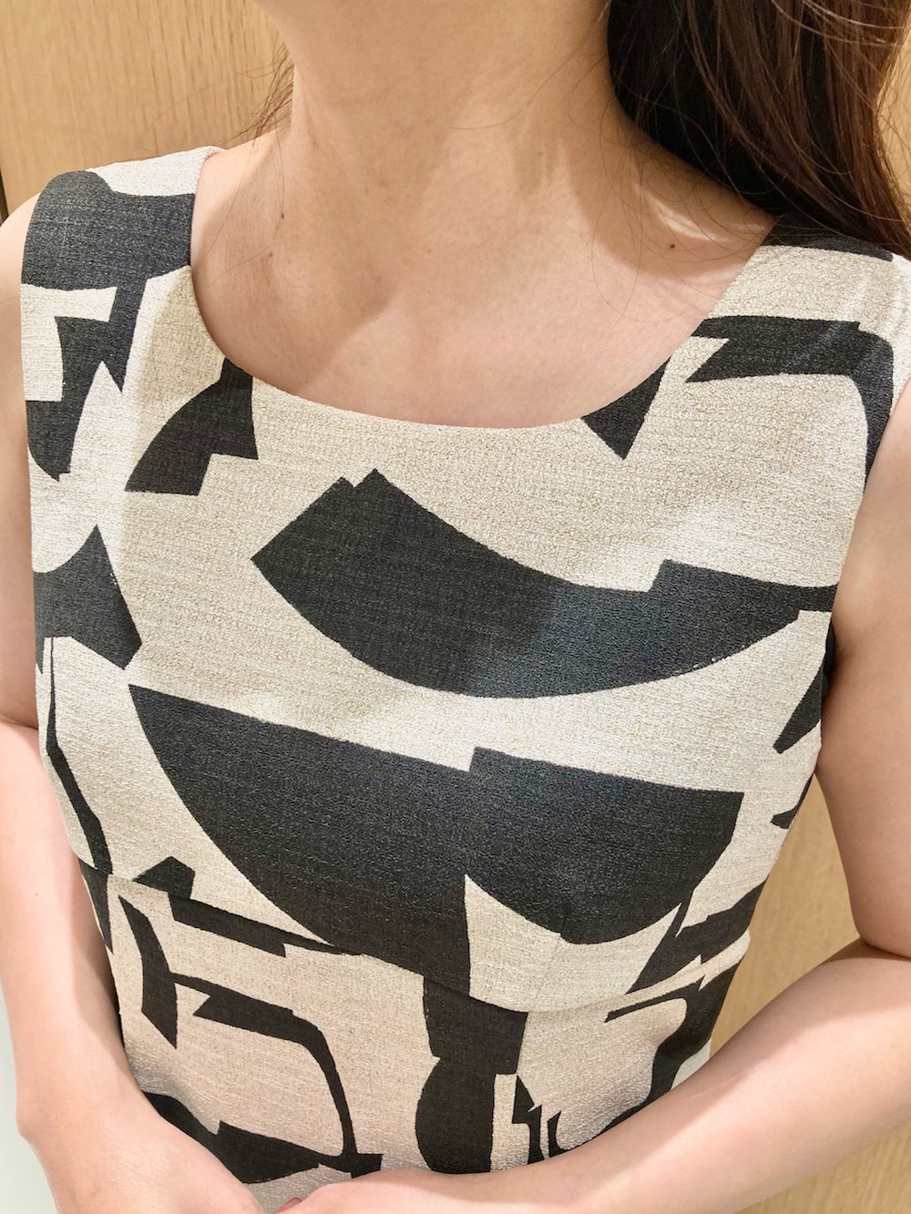 ベージュ系のワンピース、ゴールド系のイヤリングを着用したレディースの夏コーディネートの5枚目の写真