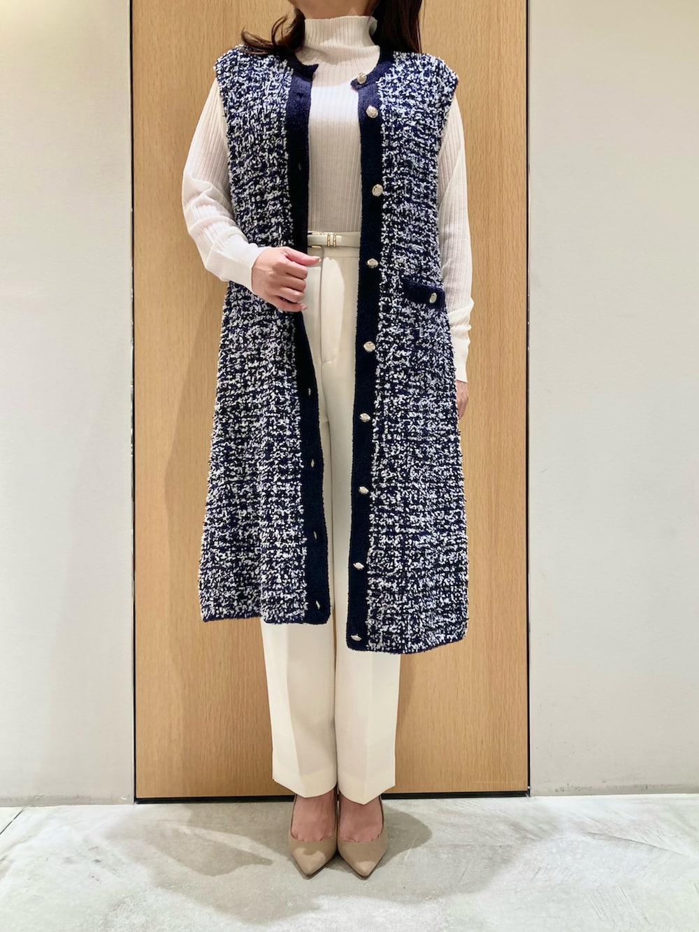 ブルー系のワンピース、ホワイト系のニット/セーター、ホワイト系のその他パンツを着用したレディースの秋コーディネートの3枚目の写真