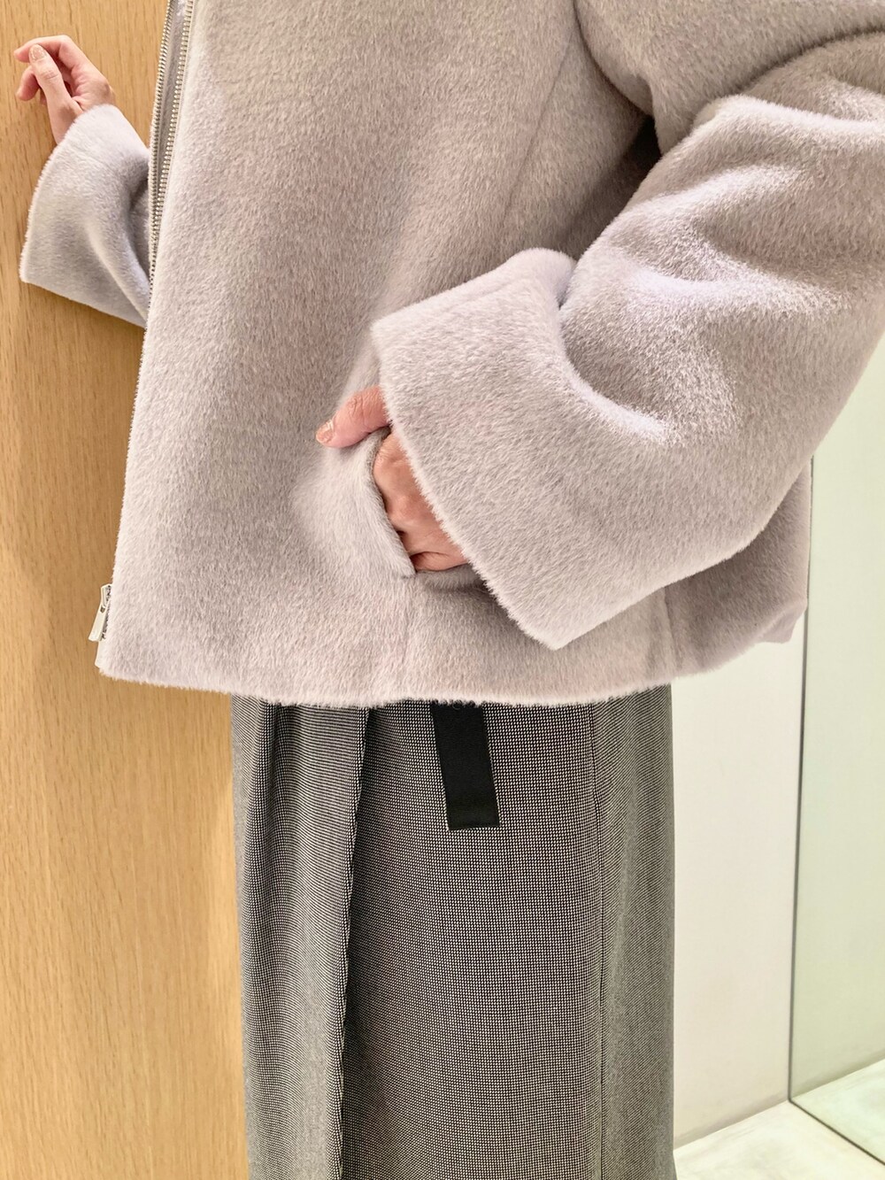 「アナイ(ANAYI)、ニット、冬コーデ、きれいめカジュアル、オトナカワイイ、お出かけコーデ、大人かわいい、あったかコーデ、コート、ファー、スカート、ホワイト、低身長、オトナカジュアル、レース」｜「ANAYIのレースドッキングケーブルプルオーバー（ニット/セーター、ホワイト系）」を使った、Hasebe.tさん（レディース・154cm）の冬コーディネートの8枚目の写真