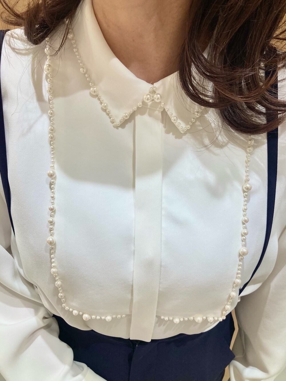 「アナイ(ANAYI)、シャツスタイル、春、おでかけコーデ、キレイめカジュアル、レイヤードスタイル、オトナカジュアル、パンツスタイル、ホワイト、ネイビー、オトナ女子、オトナカワイイ、低身長、お出かけコーデ、きちんとスタイル」｜「ANAYIのレクタングルガラス３連イヤリング（イヤリング、ホワイト系）」を使った、Hasebe.tさん（レディース・154cm）の春コーディネートの5枚目の写真