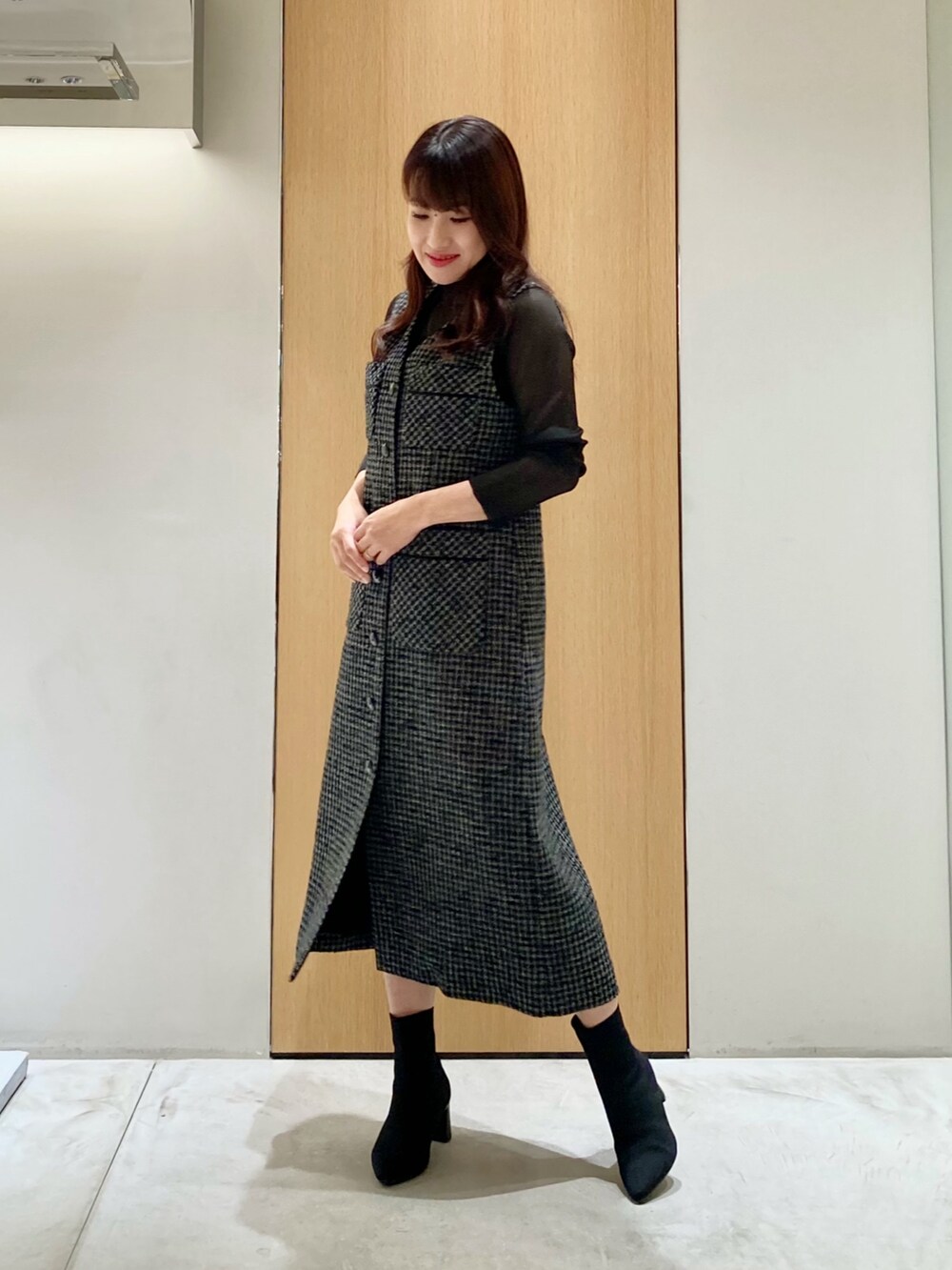 ブラック系のニット/セーター、ブラック系のワンピースを着用したレディースの秋コーディネートの3枚目の写真