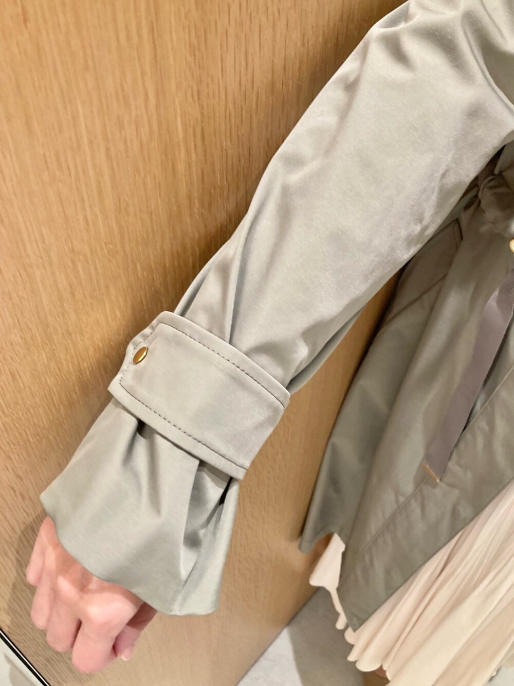 「アナイ(ANAYI)、ニット、春服、ギンガムチェック、コート、モッズコート、カーキ、ホワイト、カーディガン、スカート、大人カジュアル、フェミニン、大人可愛い、おでかけコーデ、休日スタイル」｜「ANAYIのギンガムブークレ カーディガン（カーディガン/ボレロ、ホワイト系）」を使った、Hasebe.tさん（レディース・154cm）の春コーディネートの5枚目の写真