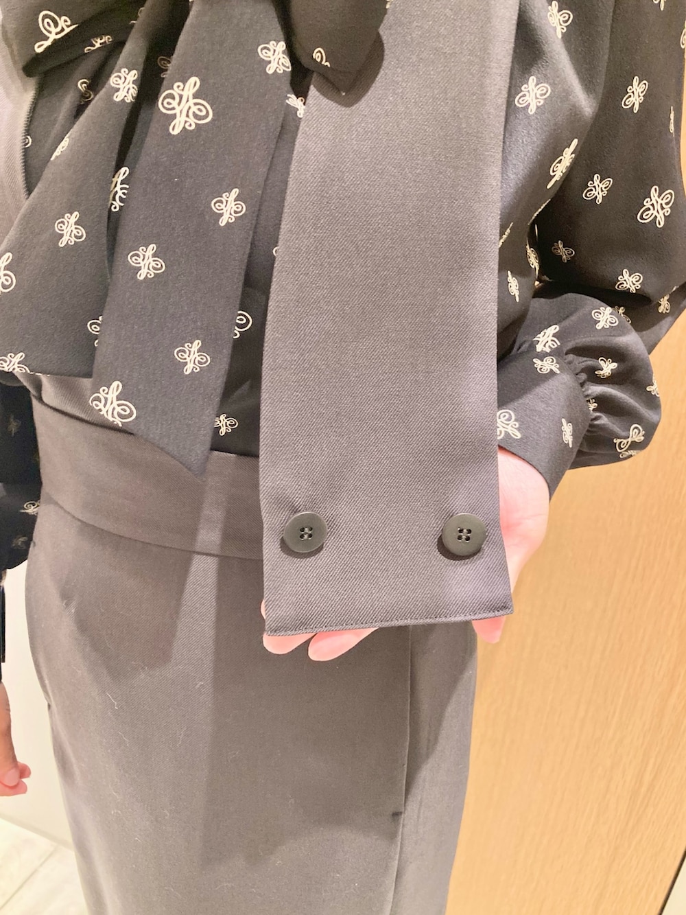 ブラック系のシャツ/ブラウス、グレー系のサロペット/オーバーオール、グレー系のハンドバッグを着用したレディースの秋コーディネートの5枚目の写真