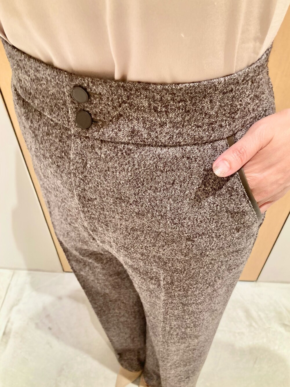 ブラウン系のニット/セーター、ベージュ系のキャミソール、ブラウン系のその他パンツを着用したレディースの秋コーディネートの8枚目の写真