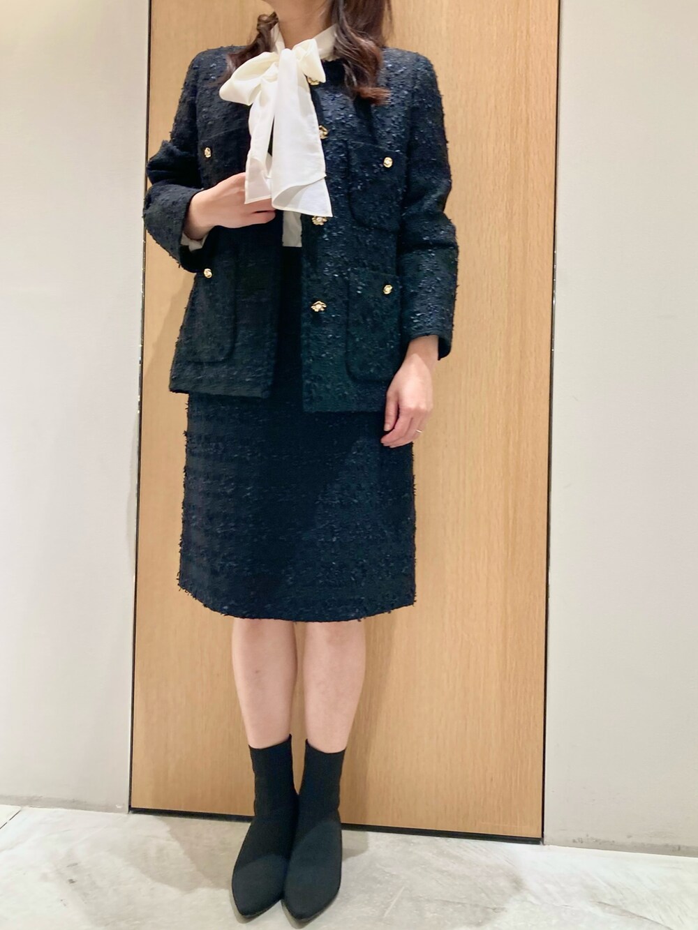 「アナイ(ANAYI)、秋コーデ、セットアップ、シアートップス、オトナ女子、スカート、大人コーデ、低身長女子、ジャケット、ブラック、ブラウス、オケージョン、パーティースタイル、フェミニン、大人かわいい」｜「ANAYIのオーガンジーラグランタイ ブラウス（シャツ/ブラウス、ホワイト系）」を使った、Hasebe.tさん（レディース・154cm）の秋コーディネートの4枚目の写真