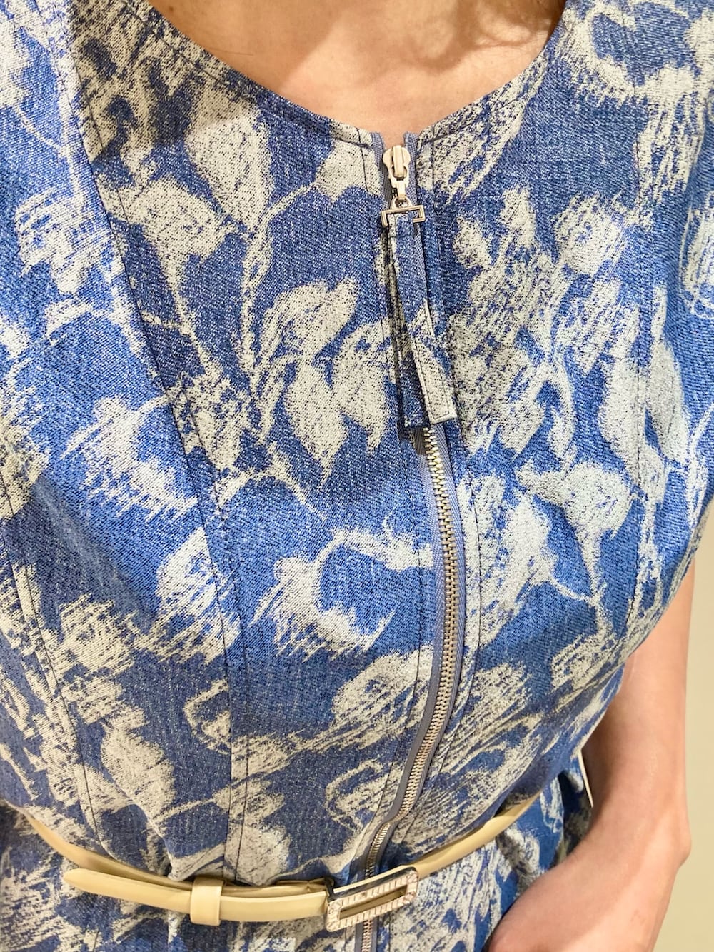 「アナイ(ANAYI)、シャツスタイル、シアートップス、春服コーデ、大人可愛い、大人コーデ、大人カジュアルコーデ、大人かわいい、春カラー、春先取り、オトナカワイイ、ワンピース、デニム、ジャガード、ブルー」｜「ANAYIのハードオーガンジーノーカラーブルゾン（その他アウター、ベージュ系）」を使った、Hasebe.tさん（レディース・154cm）の春コーディネートの4枚目の写真