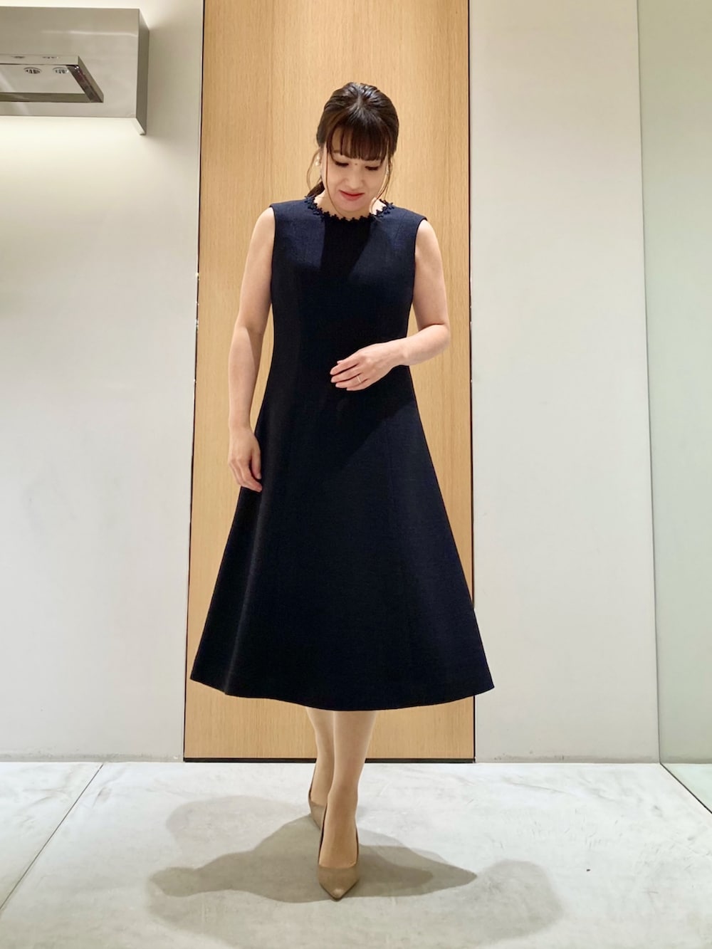 「アナイ、アナイ(ANAYI)、オケージョン、ジャケット、ワンピース、低身長コーデ、ネイビー、アクセサリー、七五三、きちんとスタイル、セットアップ、卒業式、食事会、スーツスタイル、上品」｜「ANAYIのストーンパールスモールブローチ（ブローチ/コサージュ、シルバー系）」を使った、Hasebe.tさん（レディース・154cm）の秋コーディネートの4枚目の写真