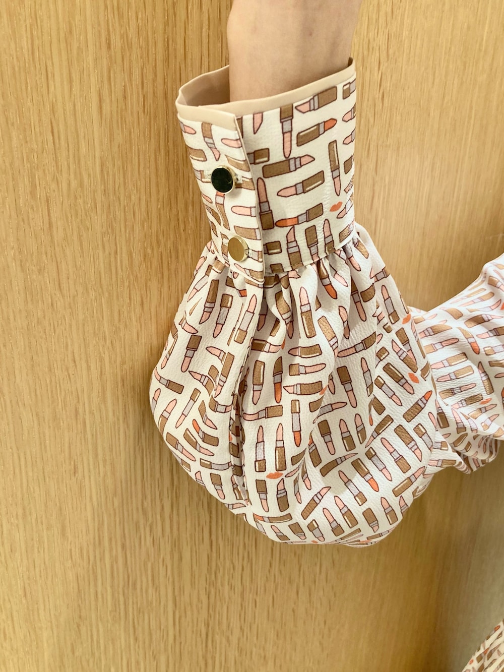 ベージュ系のその他アウター、ベージュ系のワンピース、ホワイト系のベルトを着用したレディースの秋コーディネートの5枚目の写真