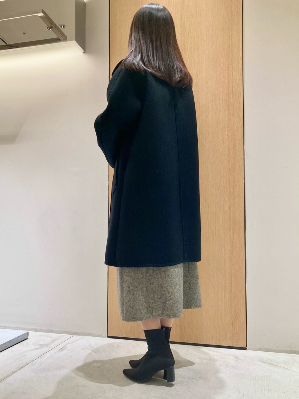 「アナイ(ANAYI)、冬コーデ、秋冬コーデ、お出かけコーデ、大人かわいい、あったかコーデ、大人可愛い、キレイめコーデ、グレー、オトナ女子、冬、白ニット、スカート、ブラック、コート」｜「ANAYIのウールボンディングピーコート（ピーコート、ブラック系）」を使った、Hasebe.tさん（レディース・154cm）の冬コーディネートの3枚目の写真