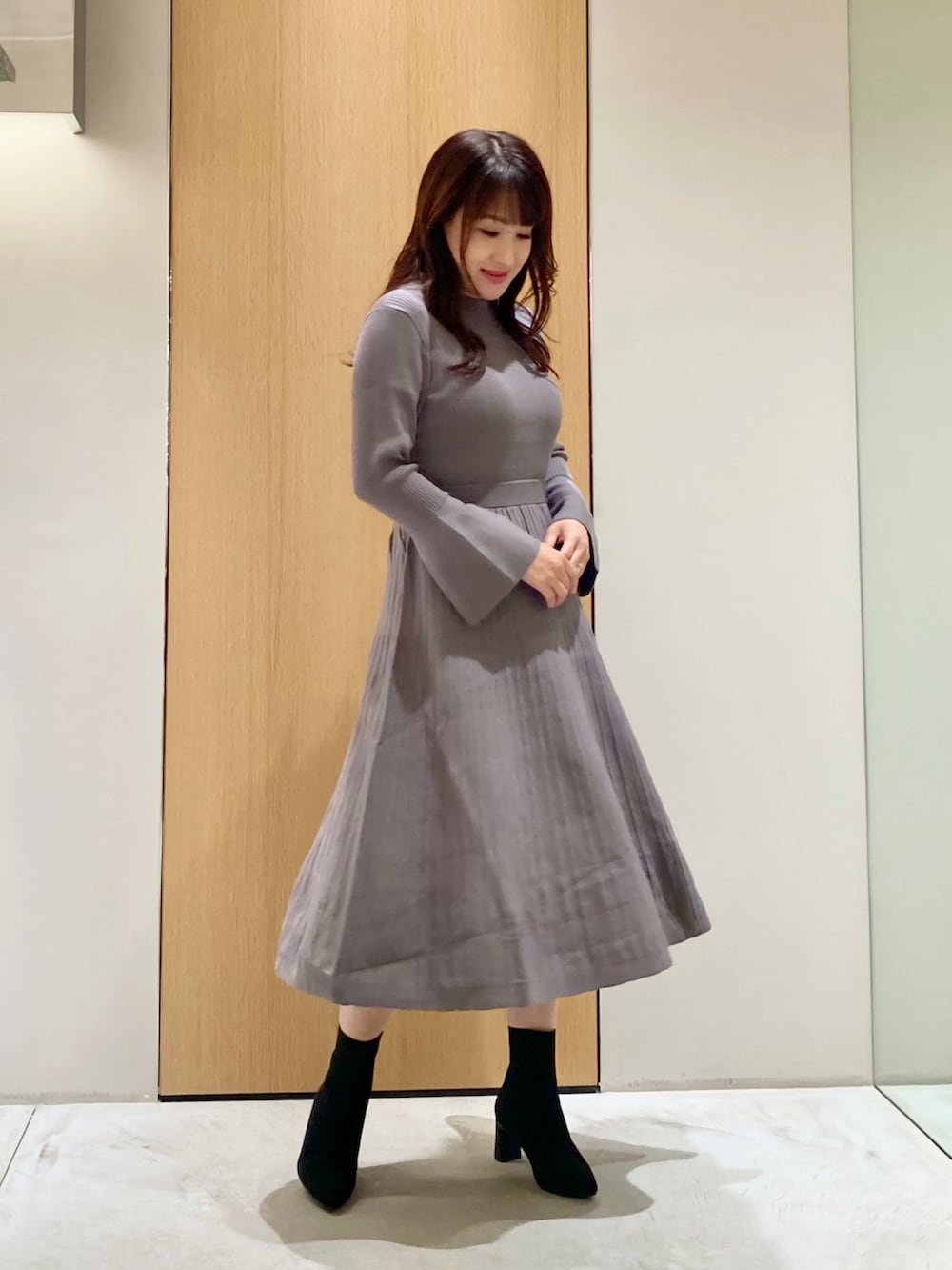 グレー系のワンピース、レッド系のハンドバッグを着用したレディースの秋コーディネートの8枚目の写真