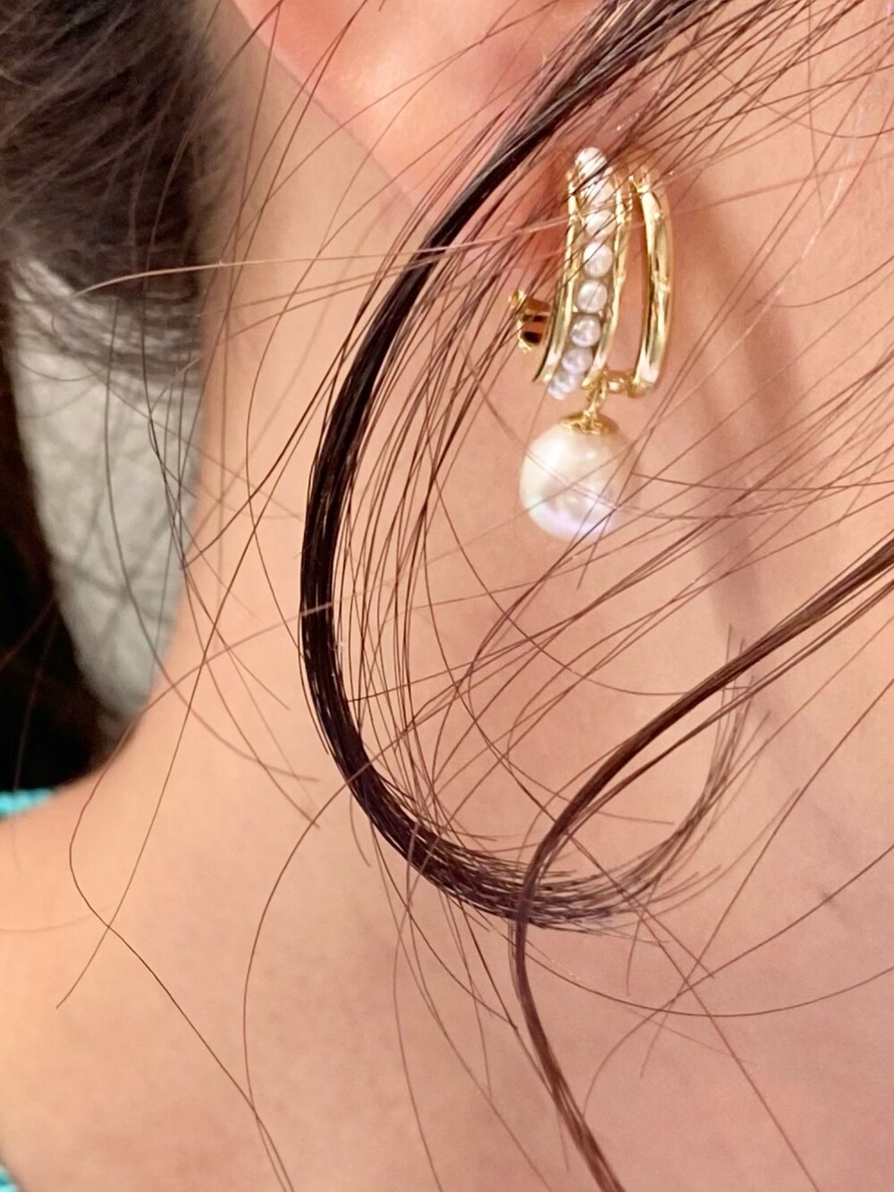 グリーン系のカーディガン/ボレロ、ホワイト系のハンドバッグ、ブルー系のデニムスカートを着用したレディースの冬コーディネートの9枚目の写真