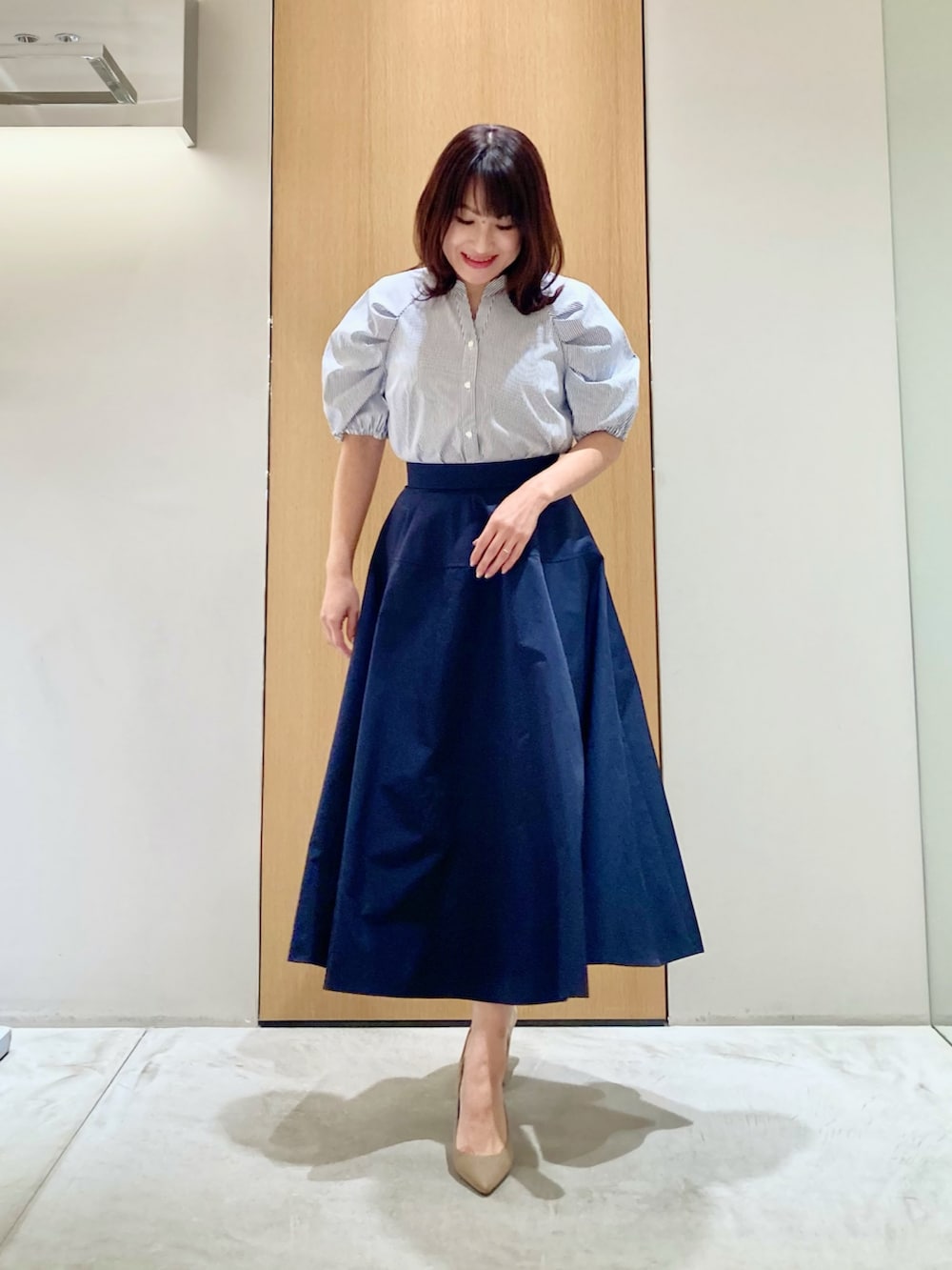 「アナイ(ANAYI)、シャツスタイル、春、おでかけコーデ、キレイめカジュアル、カジュアルコーデ、レディースファッション、オトナカジュアル、シャツ/ブラウス、ネイビー、ストライプ、スカート、低身長、オトナ女子、オトナカワイイ」｜「ANAYIのレクタングルガラス３連イヤリング（イヤリング、ホワイト系）」を使った、Hasebe.tさん（レディース・154cm）の春コーディネートの2枚目の写真