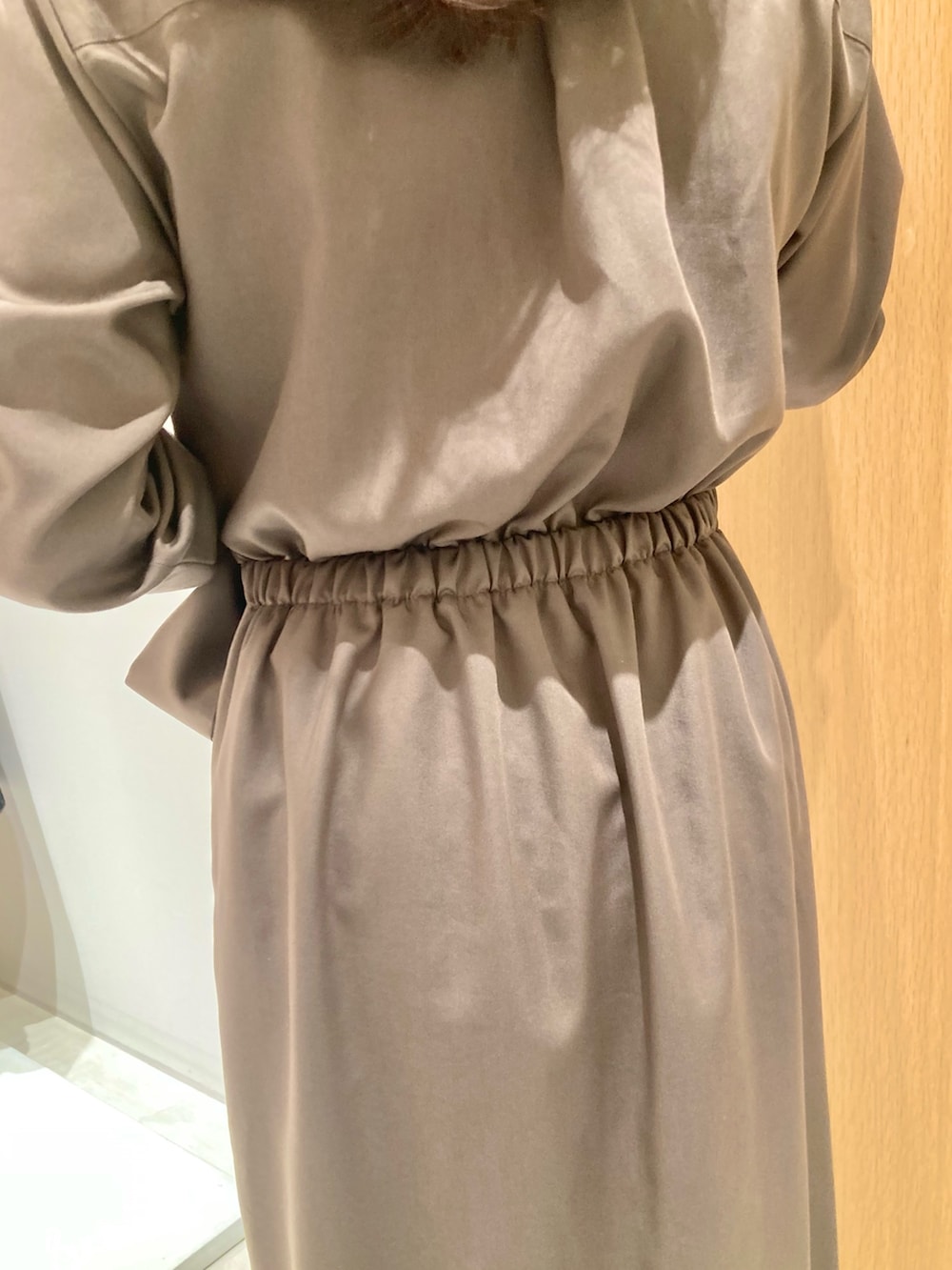 「アナイ(ANAYI)、春コーデ、オトナカジュアル、大人かわいい、大人ファッション、春服コーデ、おでかけコーデ、シンプルスタイル、楽チンコーデ、きれいめコーディネート、ワンピーススタイル、カーキ、カシュクール、低身長、オトナ女子」｜「ANAYIのテンセルツイルカシュクールワンピース（ワンピース、グリーン系）」を使った、Hasebe.tさん（レディース・154cm）の春コーディネートの4枚目の写真