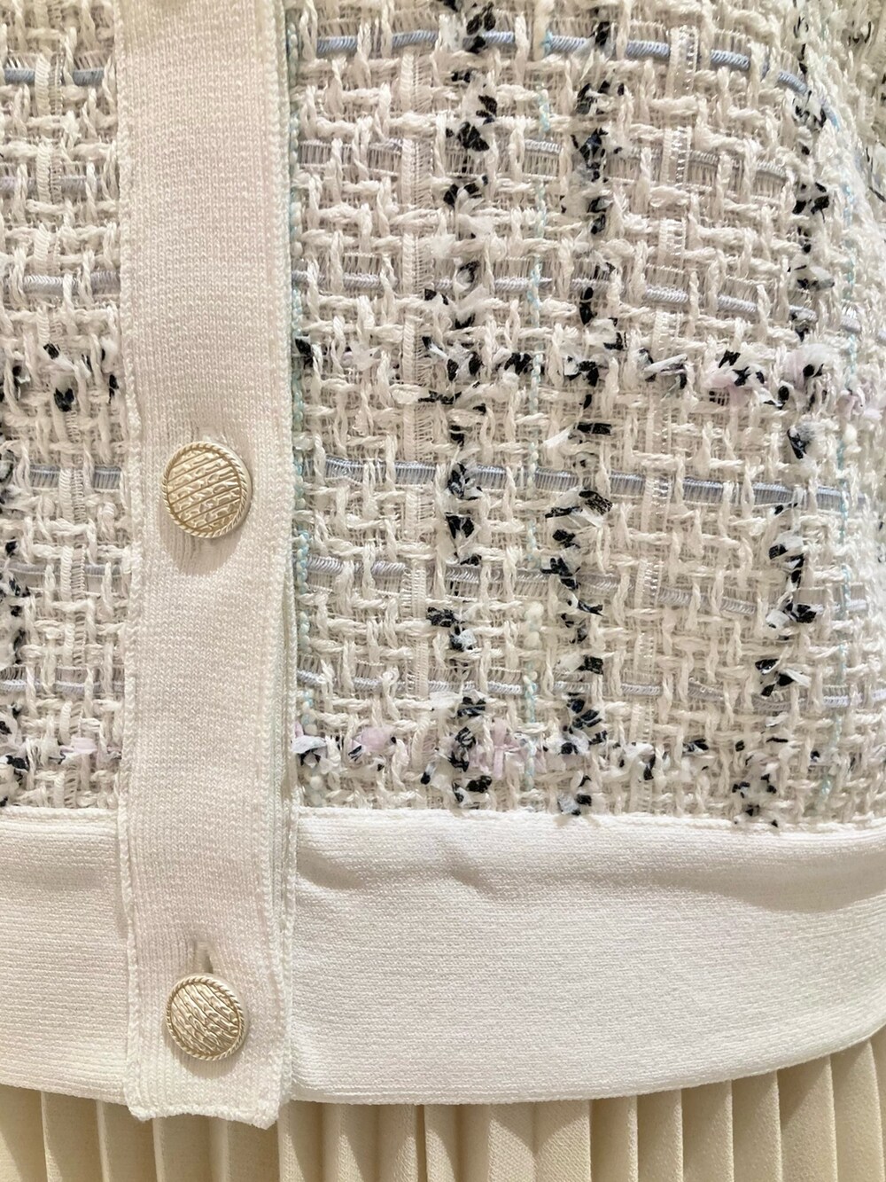 ホワイト系のカーディガン/ボレロ、ベージュ系のトートバッグ、ホワイト系のスカートを着用したレディースの冬コーディネートの4枚目の写真