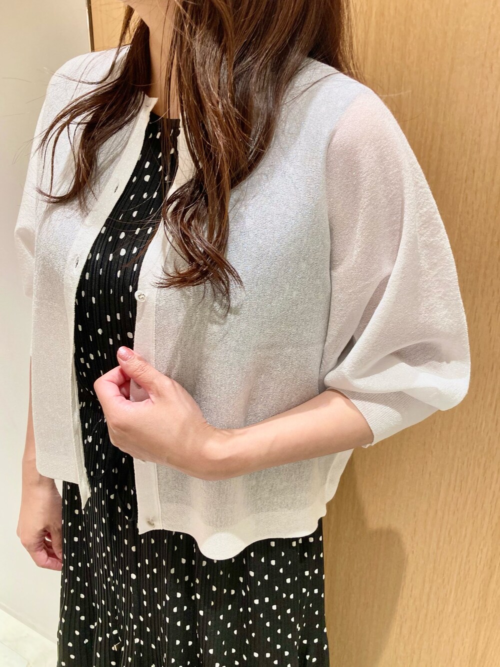 ホワイト系のカーディガン/ボレロ、ブラック系のワンピース、ホワイト系のイヤリングを着用したレディースの夏コーディネートの5枚目の写真