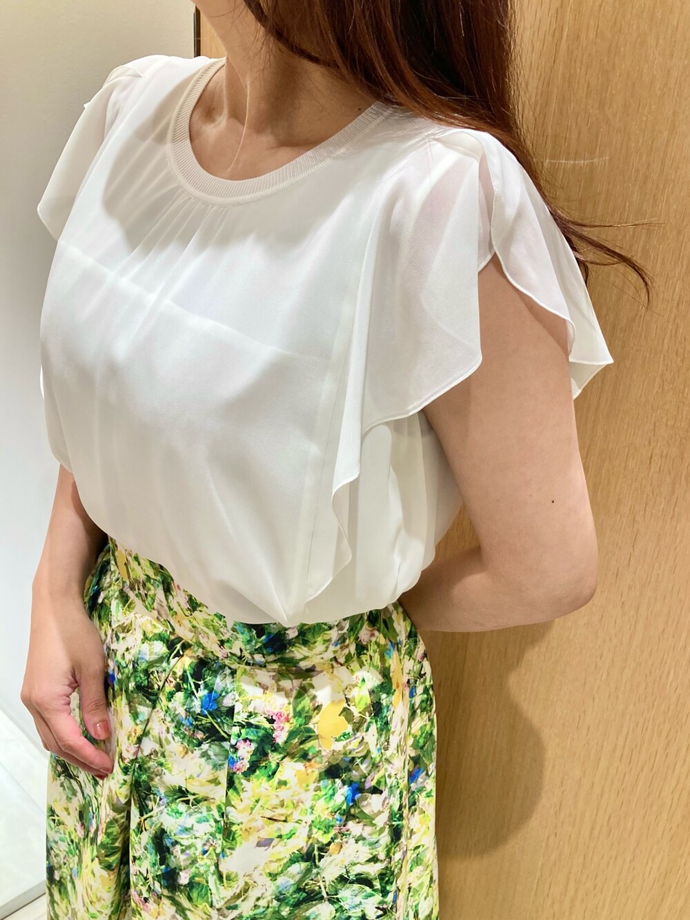 ホワイト系のその他トップス、グリーン系のスカート、ゴールド系のイヤリングを着用したレディースの夏コーディネートの5枚目の写真