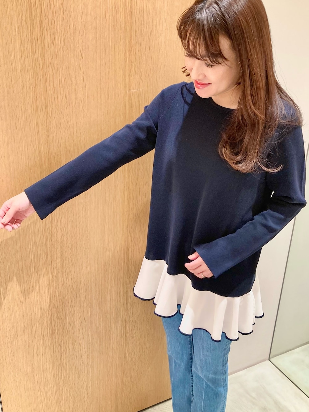 「アナイ(ANAYI)、春のNewスタイル、ピンク、春服コーデ、リラックススタイル、お出かけコーデ、楽チンコーデ、カジュアルコーデ、デニム、ネイビー、バッグ、低身長、大人女子、大人カジュアル、シンプルコーデ」｜「ANAYIのフラワーパールコンビイヤリング（イヤリング、ゴールド系）」を使った、Hasebe.tさん（レディース・154cm）の春コーディネートの6枚目の写真