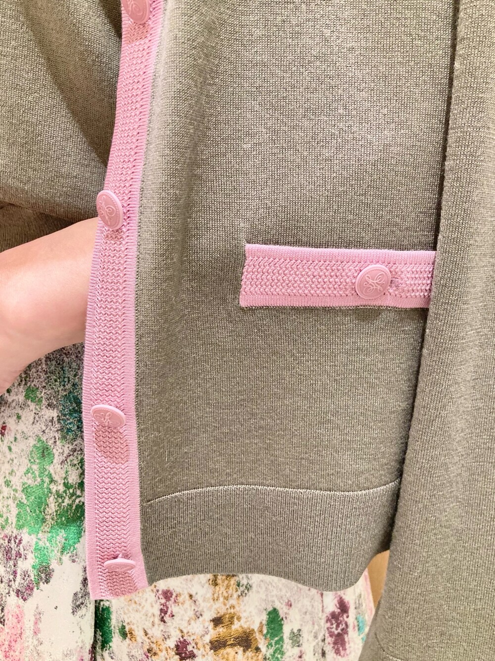 ベージュ系のカーディガン/ボレロ、ベージュ系のニット/セーター、パープル系のスカートを着用したレディースの秋コーディネートの7枚目の写真