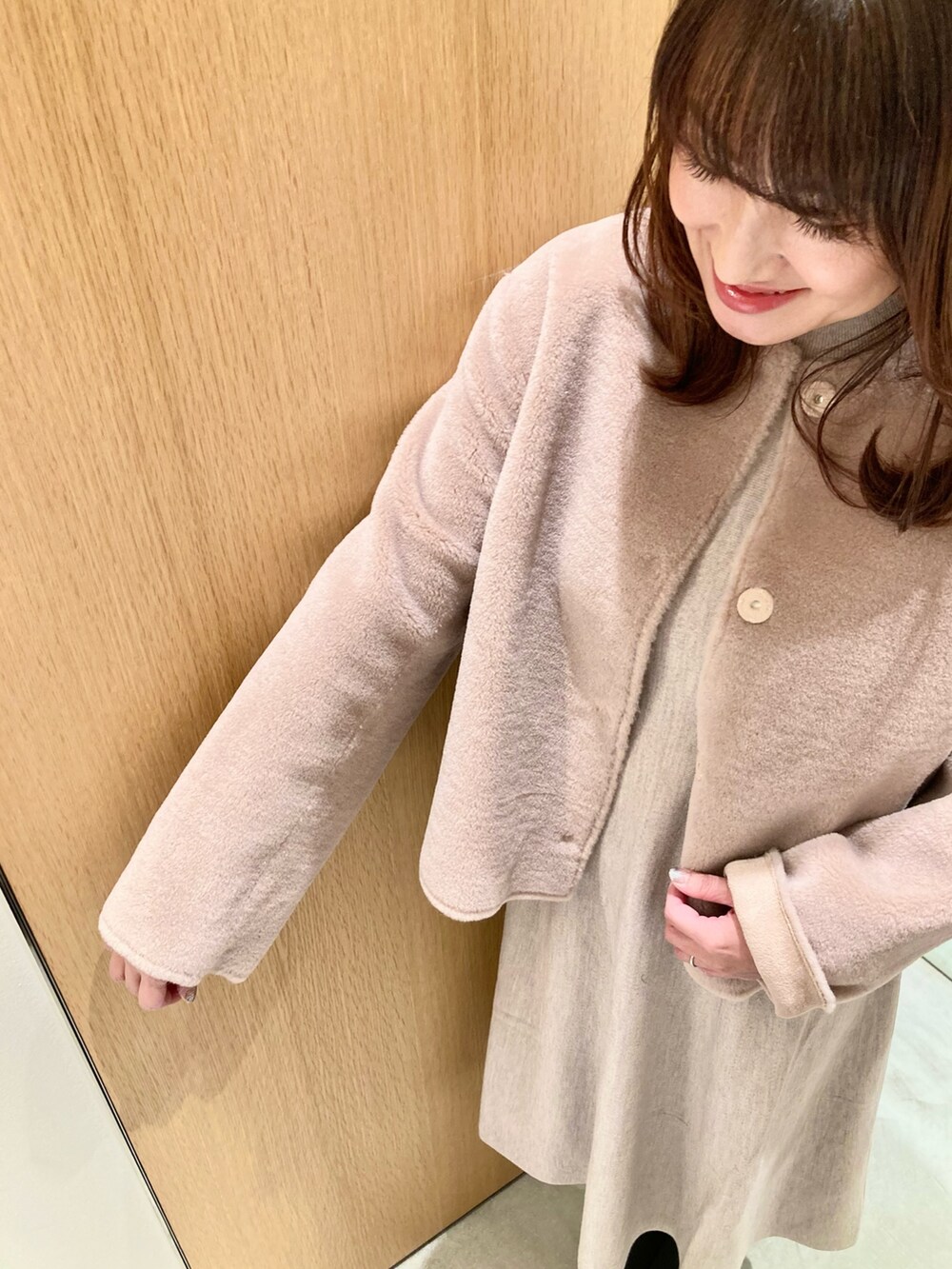 「アナイ(ANAYI)、冬アウター、淡色コーデ、大人コーデ、オトナカジュアル、大人可愛い、きれいめコーディネート、低身長コーデ、ワンピース、ムートン、ベージュ、おでかけコーデ、コート、オトナ女子、オトナカワイイ」｜「ANAYIのウールフェイクムートンクルーコート（テーラードジャケット、ホワイト系）」を使った、Hasebe.tさん（レディース・154cm）の冬コーディネートの5枚目の写真