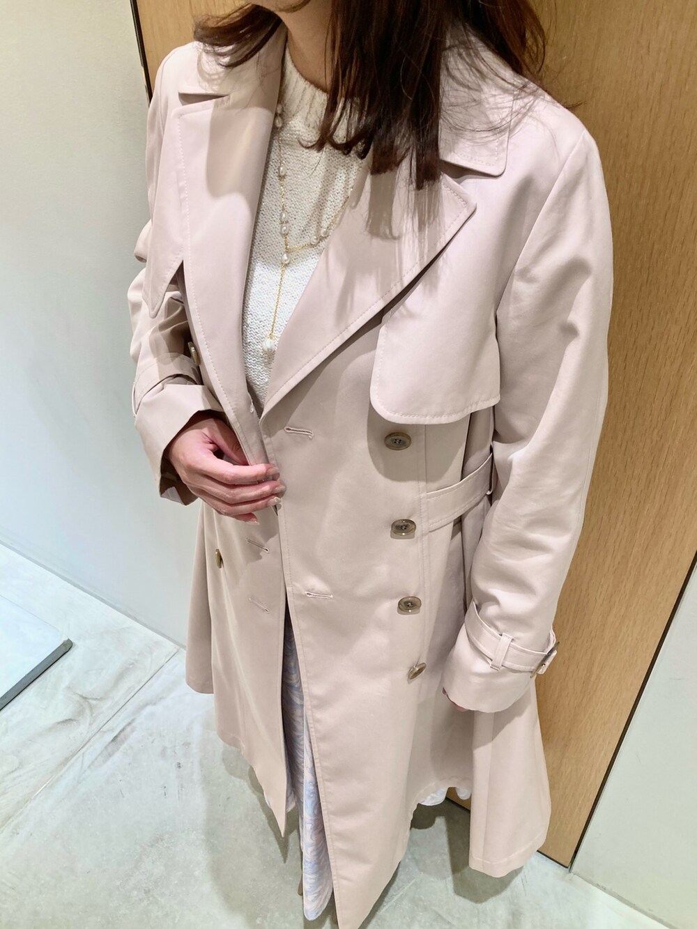 「アナイ(ANAYI)、キレイめコーデ、大人かわいい、春先取り、大人カジュアルコーデ、女子会コーデ、春ニット、通勤コーデ、コート、スカート、アクセサリー、ホワイト、ピンク、低身長、バッグ」｜「ANAYIのバロックパールドロップネックレス（ネックレス、ホワイト系）」を使った、Hasebe.tさん（レディース・154cm）の冬コーディネートの4枚目の写真