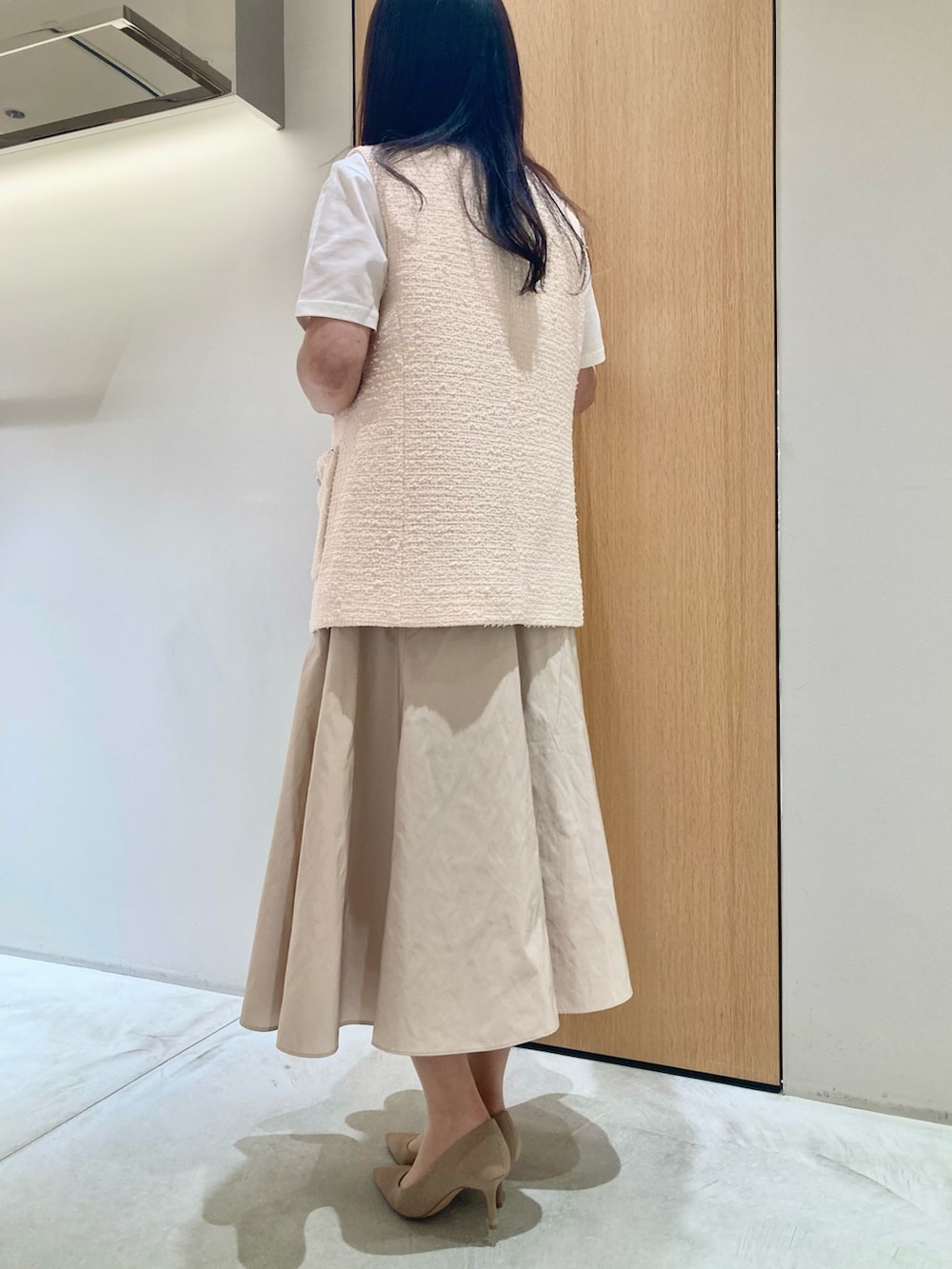 「アナイ(ANAYI)、ジレ、Tシャツ、スカート、レイヤードスタイル、大人カジュアル、春、大人かわいい、きれいめカジュアル、フェミニン、ピンク、ベージュ、低身長、ツイード、プリントT」｜「ANAYIのフラッフィーツイード4ポケットジレ（ベスト、ピンク系）」を使った、Hasebe.tさん（レディース・154cm）の冬コーディネートの4枚目の写真