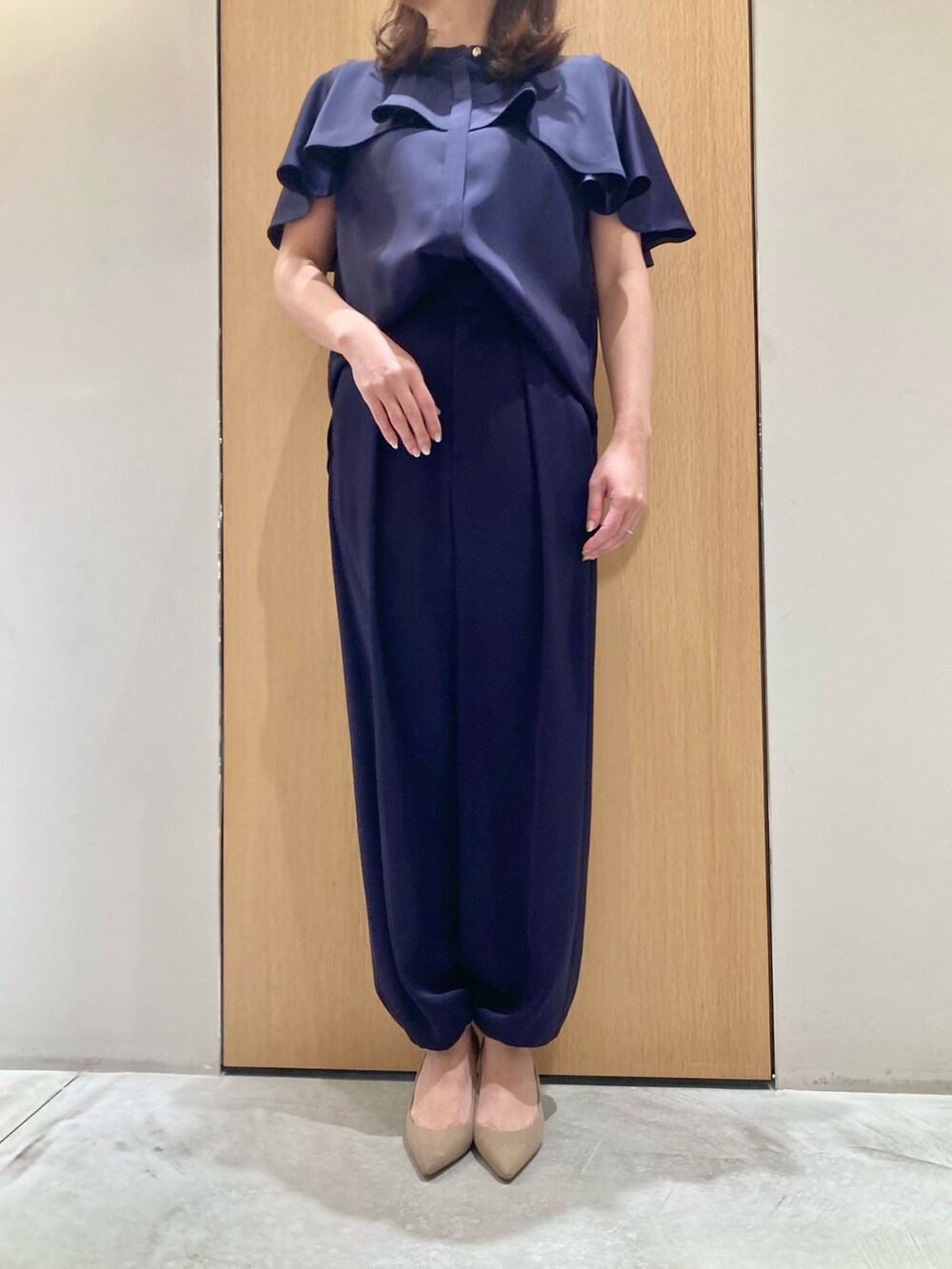 「アナイ(ANAYI)、大人カジュアル、休日スタイル、デートコーデ、お出かけコーデ、セットアップ、春夏コーデ、シンプルコーデ、春ファッション、カジュアルスタイル、オトナカワイイ、シンプルスタイル、大人可愛い、春、大人女子」｜「ANAYIのストレッチサテンケープブラウス（シャツ/ブラウス、ブルー系）」を使った、Hasebe.tさん（レディース・154cm）の春コーディネートの3枚目の写真