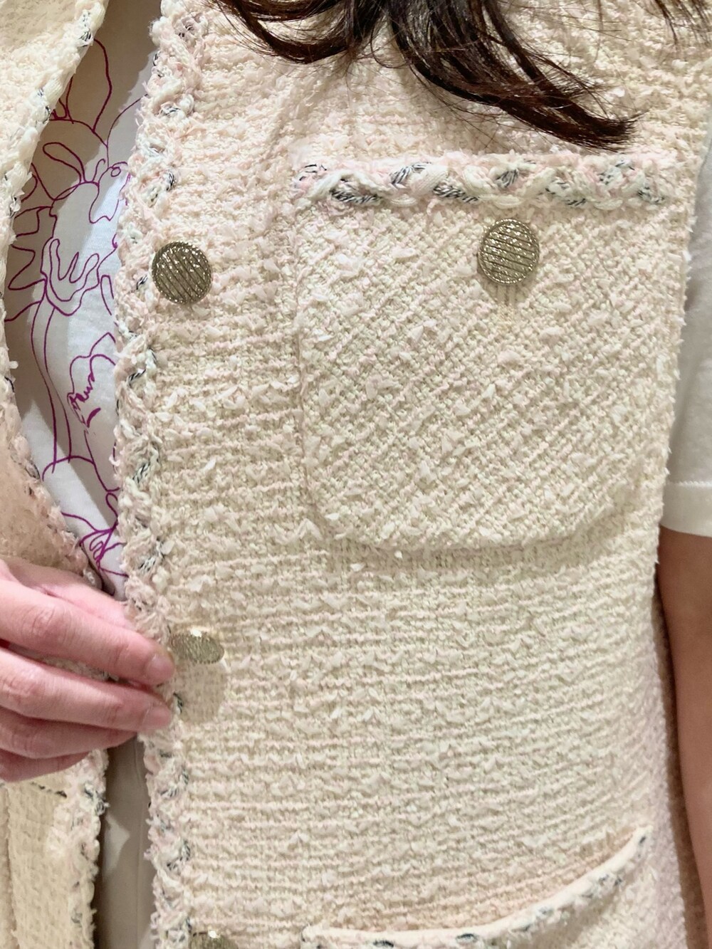 「アナイ(ANAYI)、ジレ、Tシャツ、スカート、レイヤードスタイル、大人カジュアル、春、大人かわいい、きれいめカジュアル、フェミニン、ピンク、ベージュ、低身長、ツイード、プリントT」｜「ANAYIのフラッフィーツイード4ポケットジレ（ベスト、ピンク系）」を使った、Hasebe.tさん（レディース・154cm）の冬コーディネートの6枚目の写真