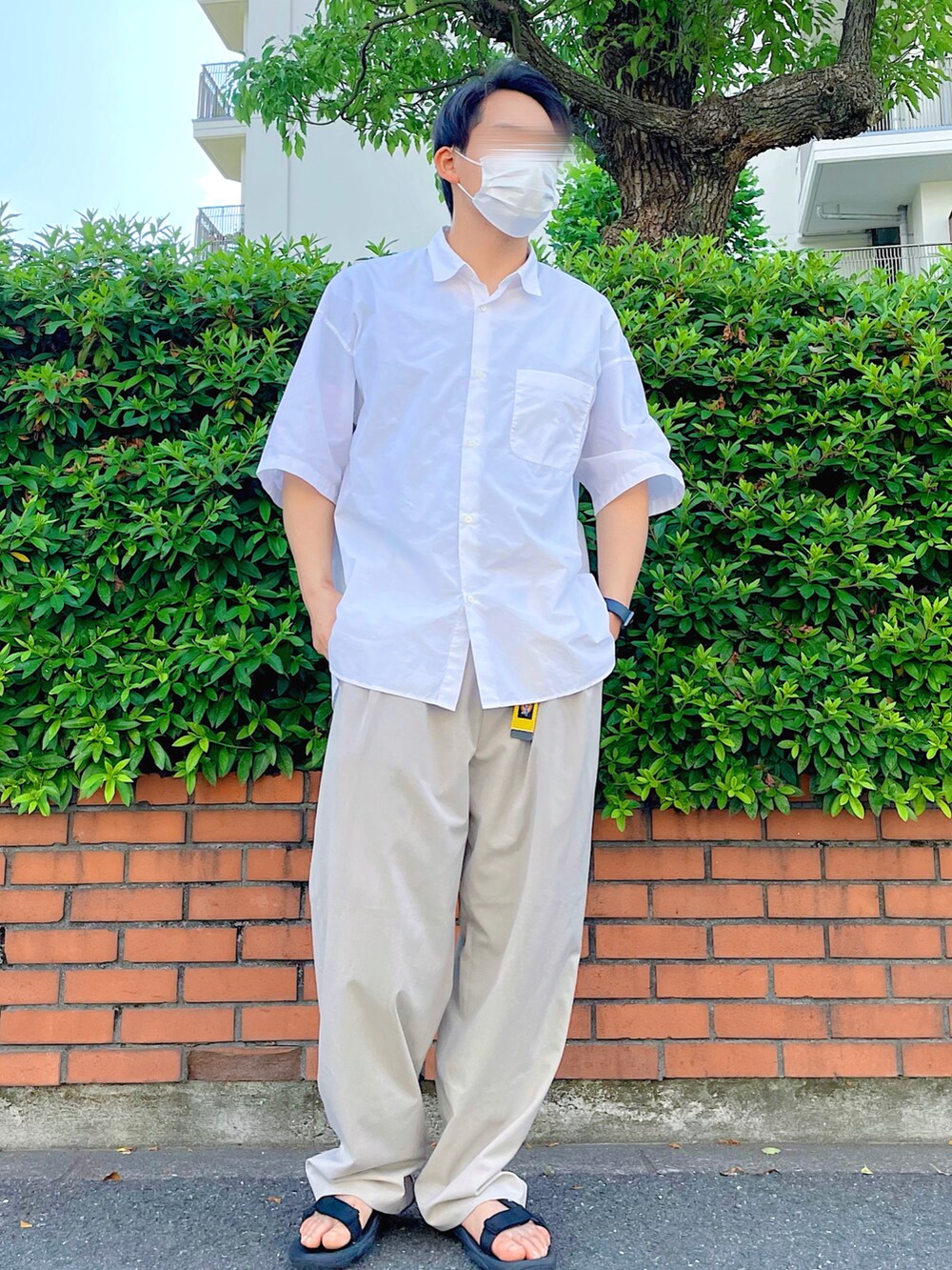 ブラック系のサンダル、ホワイト系のシャツ/ブラウス、ベージュ系のパンツを着用したメンズの夏コーディネートの2枚目の写真