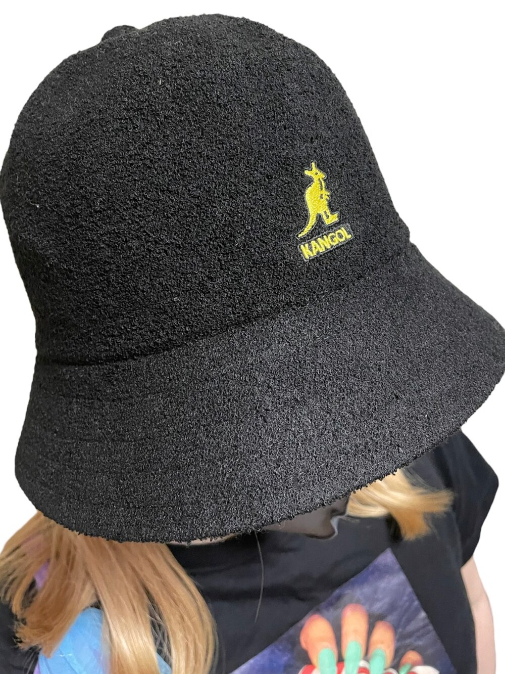 ブラック系のTシャツ/カットソー、ブルー系のデニムパンツ、ホワイト系のスニーカーを着用したレディースの夏コーディネートの2枚目の写真